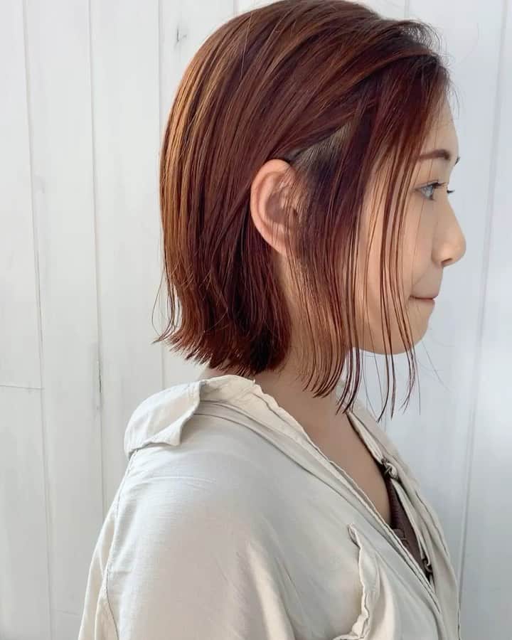 のインスタグラム：「_ ☑︎BOBを綺麗に保ちたい ☑︎自分の理想のボブになりたい ☑︎どこから見ても綺麗な髪でいたい . そんなあなたの希望叶えます☺️🍃 .  あなたの骨格、髪質 生えぐせに合わせたカット✂︎ . 2回目以降のお客様にもご来店しやすいように 【2回目以降もご利用可能な割引クーポン】 をご用意させて頂いております^ ^✨ . HOTPEPPERのページにて ご確認下さいませ✨ . 毎日のお仕事や家事、子育てで忙しい女性にも 楽にお洒落を楽しんでもらえるような ヘアスタイルを提案させて頂きます🕊🍃 . 同じ女性だからこそ、 皆さんのライフスタイルを理解し、 長い間寄り添っていける関係を 造っていけたらと思ってます☺︎ . ご予約はTOP又はDMより！ もちろん、DMからのご相談もお待ちしております！ . 【衛生ガイドライン】 ・出勤スタッフの削減 ・出勤前の体温チェック、 　こまめな手洗い消毒とうがい ・スタッフ全員のマスク着用 ・窓の開放による換気と、 　高性能空気清浄機の設置 ・セット面の間隔、 　お客様同士の間隔を広く ・お客様毎の席の消毒 （滞在時間はお客様専用の席とします) . 【以下に該当するお客様のご来店をお控え下さい】 ・感染者、及び感染の疑いがある方 ・体温が37.5度以上ある方 ・だるさ（倦怠感）や息苦しさ（呼吸困難）がある方 ・咳が頻繁に出る方 ・感染濃厚接触者と思われる方 ・１４日以内海外渡航歴がある方  １日も早く平凡な日々が訪れるますように。 皆様のご健康を心よりお祈り申し上げます。  場所： KILLA(旧RODGE)  東京都渋谷区神宮前6-18-14 JS神宮前プロパティ４F TEL：03-6712-6360  - [ ] #ボブ#ミニボブ#ショートボブ#透明感カラー#外国人風カラー#アディクシーカラー#イルミナカラー#グレージュ#ハイライト#ミルクティーベージュ#ショートヘア#マッシュショート#バッサリカット#ハンサムショート#丸みショート#イメチェン#髪質改善#オレンジカラー#オレンジブラウン#小顔カット#夏ヘアー#ココアブラウン#ブランジュ#シアーベージュ#ginza#giselle#fudge#cluel#ar」
