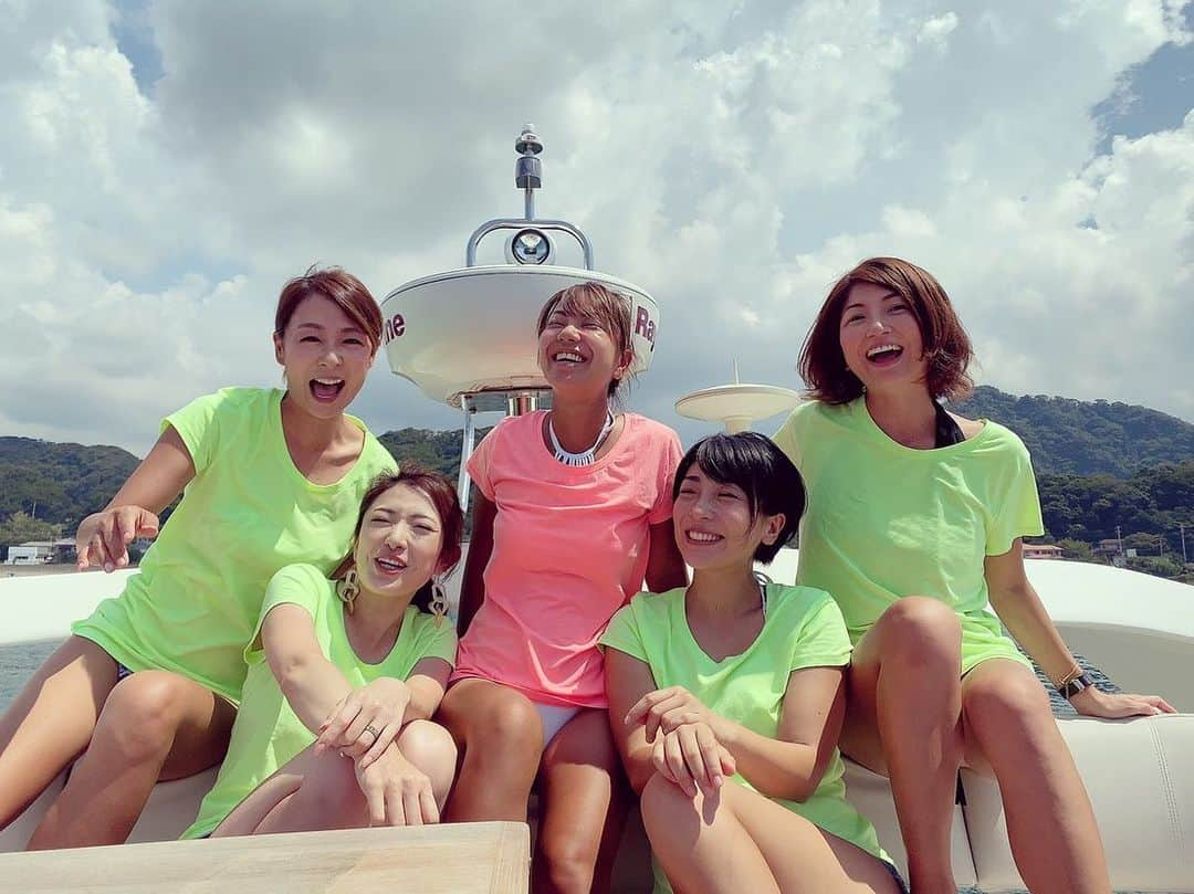 相川友希さんのインスタグラム写真 - (相川友希Instagram)「海🏖 #夏だね　#海だね　#おそろ　#ハワイTシャツ　#また次回も買って帰ろう　#スーパーで売ってるTシャツ　#Tシャツ活躍　#ジェット　#またすぐ　#はまぐりがないばんや　#驚き　#衝撃　#船でようこそ　#ばんや待ち　#足が焼けた　#千葉の海　#保田　#ドライブ　#楽しいが好き　#気兼ねない　#好き バイバイがコンビニ、船、ゴルフ場は寂しいな。。 #千葉生活　#慣れて来た　#楽しみ方　#おかげさま ばんやはばんやでもあのばんやじゃなかった件。 #笑 同い年たちーーー💛」8月23日 23時31分 - yuki923a