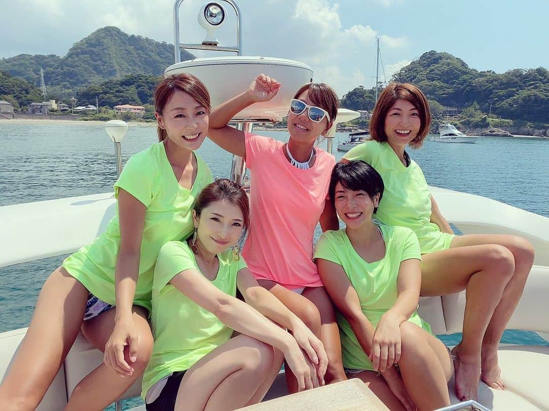 相川友希さんのインスタグラム写真 - (相川友希Instagram)「海🏖 #夏だね　#海だね　#おそろ　#ハワイTシャツ　#また次回も買って帰ろう　#スーパーで売ってるTシャツ　#Tシャツ活躍　#ジェット　#またすぐ　#はまぐりがないばんや　#驚き　#衝撃　#船でようこそ　#ばんや待ち　#足が焼けた　#千葉の海　#保田　#ドライブ　#楽しいが好き　#気兼ねない　#好き バイバイがコンビニ、船、ゴルフ場は寂しいな。。 #千葉生活　#慣れて来た　#楽しみ方　#おかげさま ばんやはばんやでもあのばんやじゃなかった件。 #笑 同い年たちーーー💛」8月23日 23時31分 - yuki923a