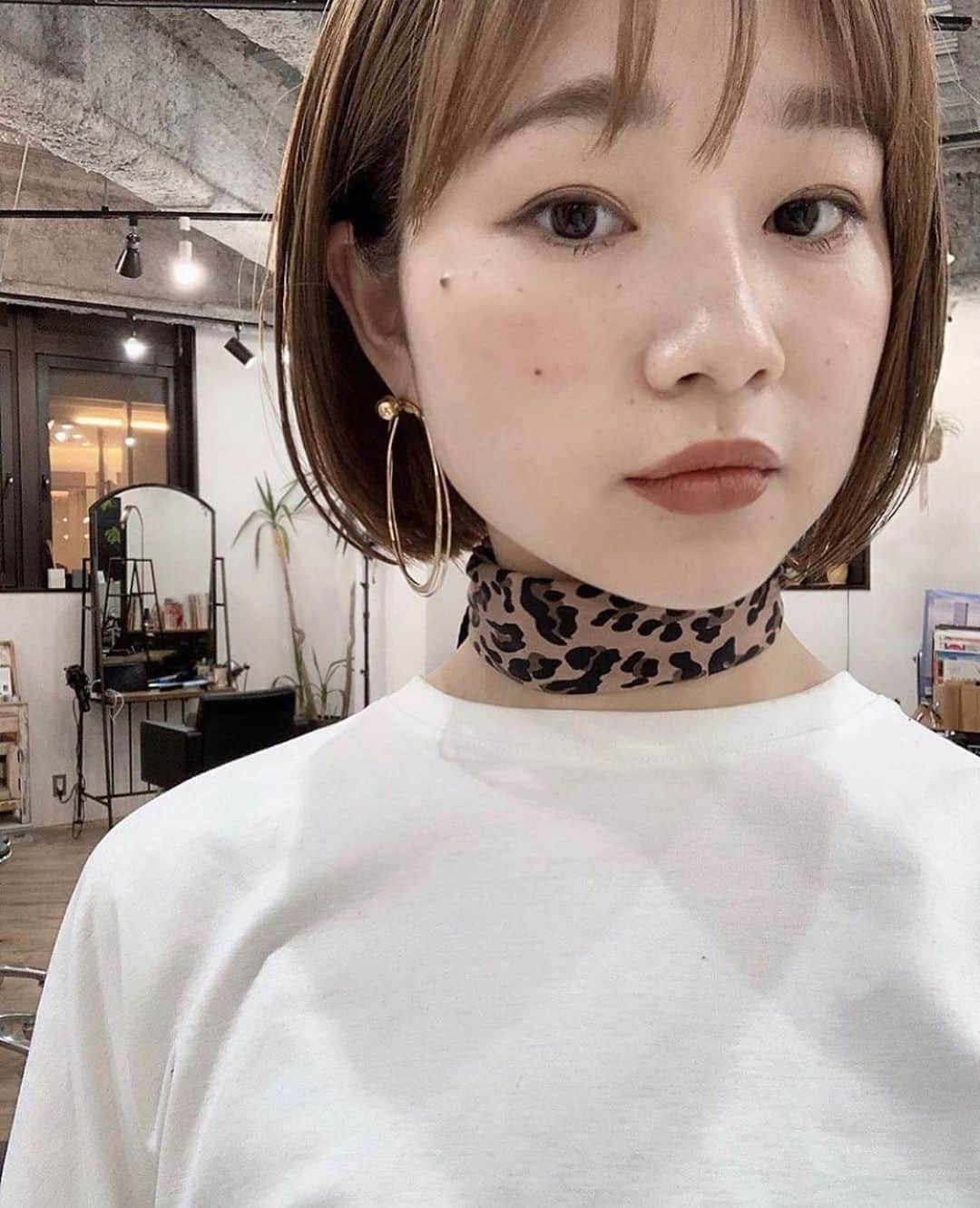 のインスタグラム：「_ 少しでもお客様の立場になって BOBならではの悩み、扱い方を 理解出来るように私もいつもBOB♡ . ☑︎BOBを綺麗に保ちたい ☑︎自分の理想のボブになりたい ☑︎どこから見ても綺麗な髪でいたい . そんなあなたの希望叶えます☺️🍃 .  あなたの骨格、髪質 生えぐせに合わせたカット✂︎ . 2回目以降のお客様にもご来店しやすいように 【2回目以降もご利用可能な割引クーポン】 をご用意させて頂いております^ ^✨ . HOTPEPPERのページにて ご確認下さいませ✨ . 毎日のお仕事や家事、子育てで忙しい女性にも 楽にお洒落を楽しんでもらえるような ヘアスタイルを提案させて頂きます🕊🍃 . 同じ女性だからこそ、 皆さんのライフスタイルを理解し、 長い間寄り添っていける関係を 造っていけたらと思ってます☺︎ . ご予約はTOP又はDMより！ もちろん、DMからのご相談もお待ちしております！ . 【衛生ガイドライン】 ・出勤スタッフの削減 ・出勤前の体温チェック、 　こまめな手洗い消毒とうがい ・スタッフ全員のマスク着用 ・窓の開放による換気と、 　高性能空気清浄機の設置 ・セット面の間隔、 　お客様同士の間隔を広く ・お客様毎の席の消毒 （滞在時間はお客様専用の席とします) . 【以下に該当するお客様のご来店をお控え下さい】 ・感染者、及び感染の疑いがある方 ・体温が37.5度以上ある方 ・だるさ（倦怠感）や息苦しさ（呼吸困難）がある方 ・咳が頻繁に出る方 ・感染濃厚接触者と思われる方 ・１４日以内海外渡航歴がある方  １日も早く平凡な日々が訪れるますように。 皆様のご健康を心よりお祈り申し上げます。  場所： KILLA(旧RODGE)  東京都渋谷区神宮前6-18-14 JS神宮前プロパティ４F TEL：03-6712-6360  - [ ] #ボブ#ミニボブ#ショートボブ#透明感カラー#外国人風カラー#アディクシーカラー#イルミナカラー#グレージュ#ハイライト#ミルクティーベージュ#ショートヘア#マッシュショート#バッサリカット#ハンサムショート#丸みショート#イメチェン#髪質改善#オレンジカラー#オレンジブラウン#小顔カット#夏ヘアー#ココアブラウン#ブランジュ#シアーベージュ#ginza#giselle#fudge#cluel#ar」