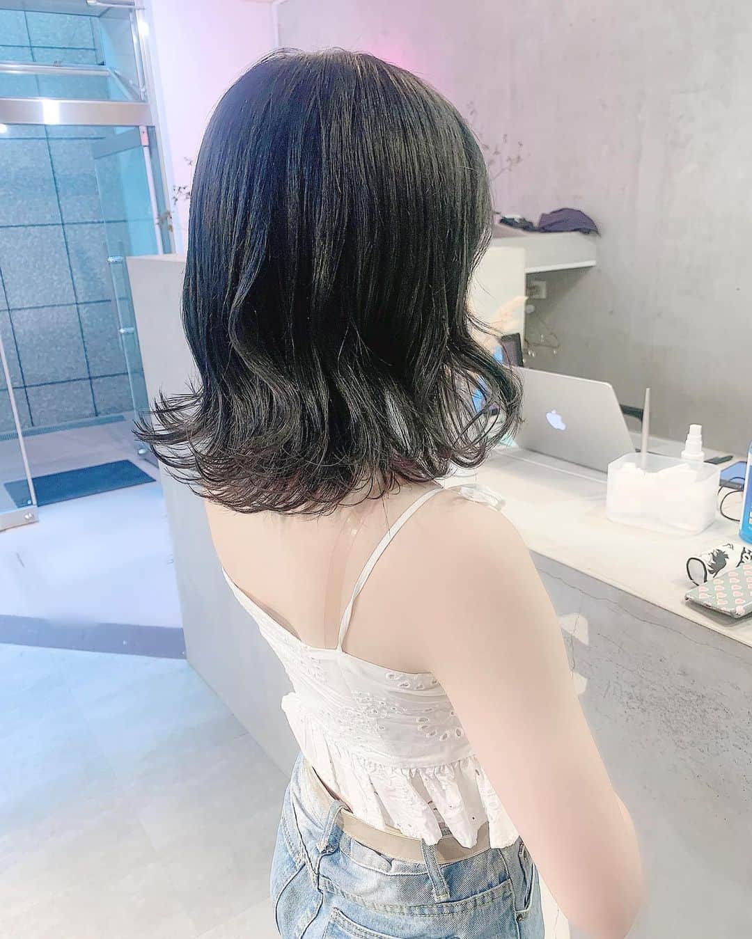 のインスタグラム：「新しい髪色は黒に見えるけど本当は ブルーラベンダー＋グレーです💙💜🖤 . ハイトーンに色をいれたので、透明感たっぷりのカラーになりました✨ . 黒髪のように見えるけど、黒よりも透けた色で透明感ある色なので、抜け感もでて暗い色でもオシャレに見えます♡お仕事で明るい髪色に出来ない方でもオススメのカラーです！ . #自撮り #自撮り女子 #自撮り界隈 #自撮り部 #ブルーラベンダー　#ブルーブラック #ブルージュ #美容院　#美容　#粉我　#赞 #动漫　#照片　#时装 #좋아요 #좋아요환영 #ヘアカラー #オシャレさんと繋がりたい #オシャレ　#女の子 #japanesegirl #コーディネート　#coordinate #fashion #instalike #instagram #instagood #instafashion #instapic #instalove」
