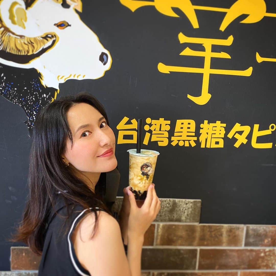 松本リコのインスタグラム：「・ ・ ・ ・ 羊一茶で黒糖わらびミルクティーっ♡ わらび餅がゴロゴロ入ってて飽きずに ずっと美味しかった\( ˆoˆ )♡ ・ ・ ・ #羊一茶 #タピオカ #タピる #わらび餅トッピング #わらび餅 #台湾黒糖タピオカ専門店  #japanesegirl #japangirl #japanesemodel #japanmodel #yahoo #お洒落 #インスタグラマー  #インフルエンサー #撮影 #ハーフ顔 #ハーフモデル #fashion #通販モデル #ファッション #楽天 #通販」