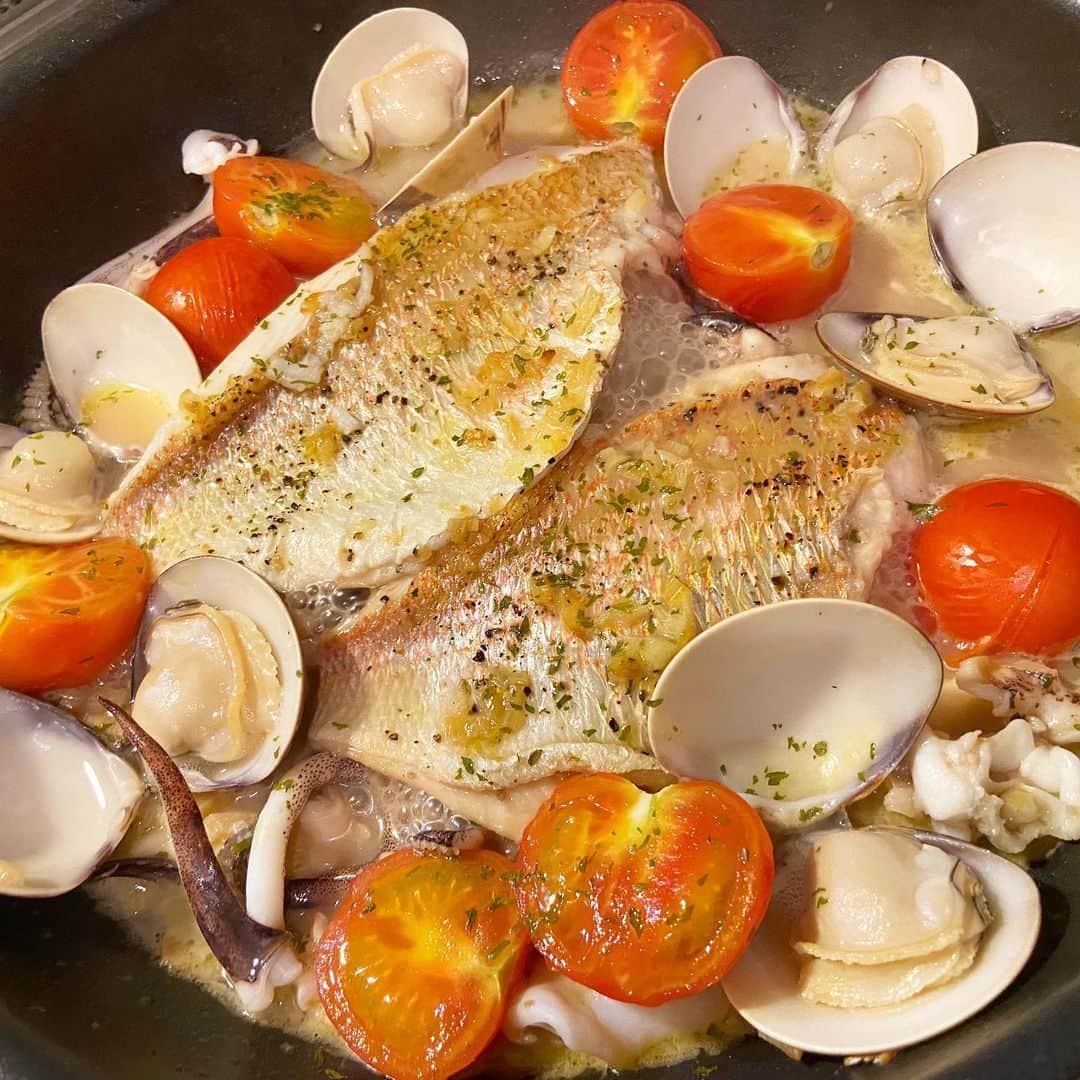 荒尾茉紀のインスタグラム：「鯛づくし🐟きのう釣れたての鯛をいただき、自分で捌こうかと思ったけど（一瞬）、スーパーに持ち込んで三枚おろしにしてもらいました❗️やっぱこういうのはプロにお願いするのが1番💕（笑）アクアパッツァと鯛めしとあら炊き作ったよ…鯛で…タイ…Thai…ルームメイトだったタイ人のElleに会いたいなぁ😢❣️  #鯛 #タイ #thailand #アクアパッツァ #鯛めし #あら炊き #捌くのはすぐ諦めた #魚料理 #毎日食べすぎる #次は自分で釣りたい🎣」