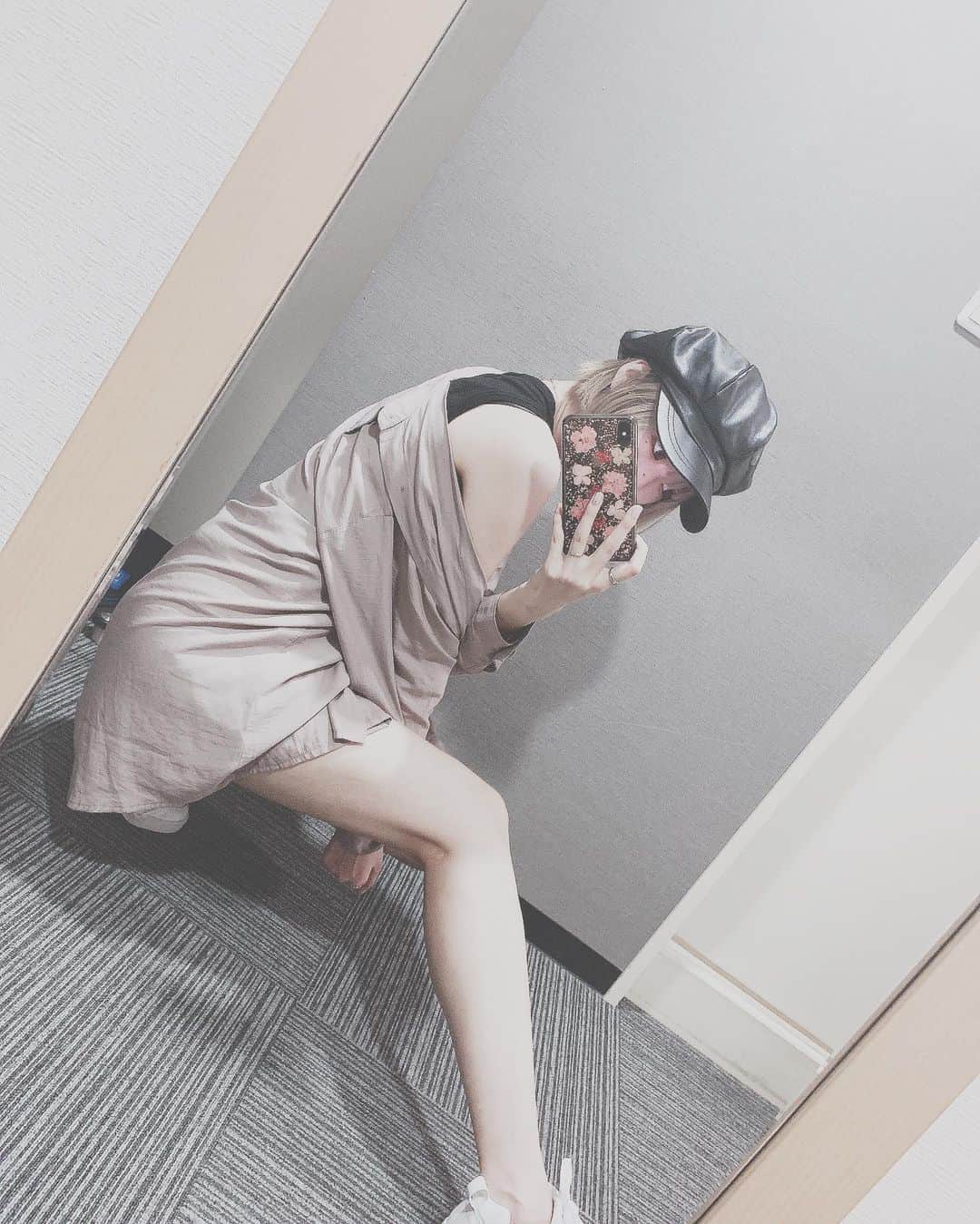 桑名利瑠のインスタグラム：「. . . 別ver... . . . #fashion #code #codenate #followforfollowback #followｍe #makeup #make #selfie #selca #instafashion #instagood #photooftheday #photo #写真 #鏡越し #outfit #outfitoftheday #l4l #ポートレート #ショートボブ #ハイトーン #脚 #ホテル #岐阜 #아이돌 #패션 #다리 #スニーカー #スニーカー女子 #ブラウンコーデ」