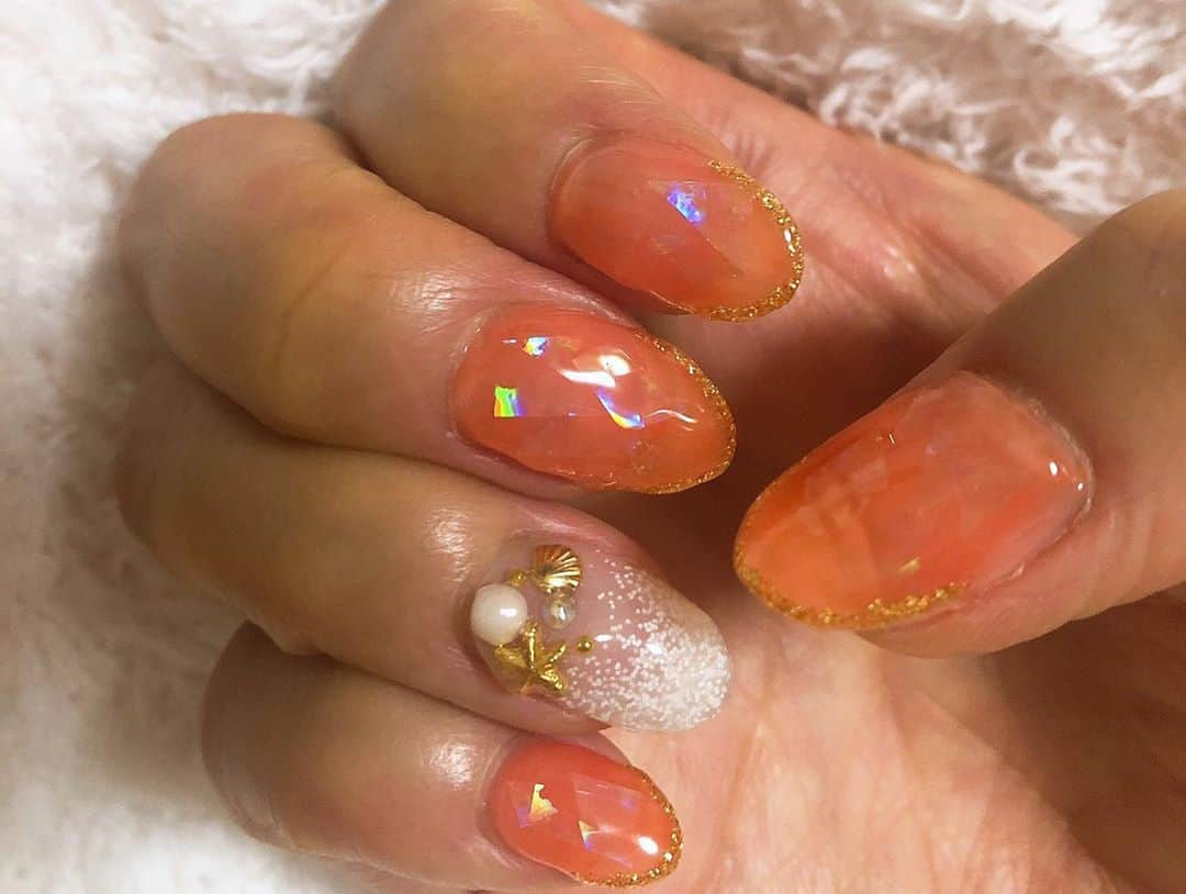 田中里依奈さんのインスタグラム写真 - (田中里依奈Instagram)「ネイルチェンジ💅 ホログラムのキラキラ感がかわいい😍💕 . #ネイル#ネイルデザイン#夏ネイル#ホログラムネイル#ホログラム#オレンジネイル #写真だと伝わらないキラキラ感 #砂浜ネイル」8月23日 23時48分 - riina_tanaka