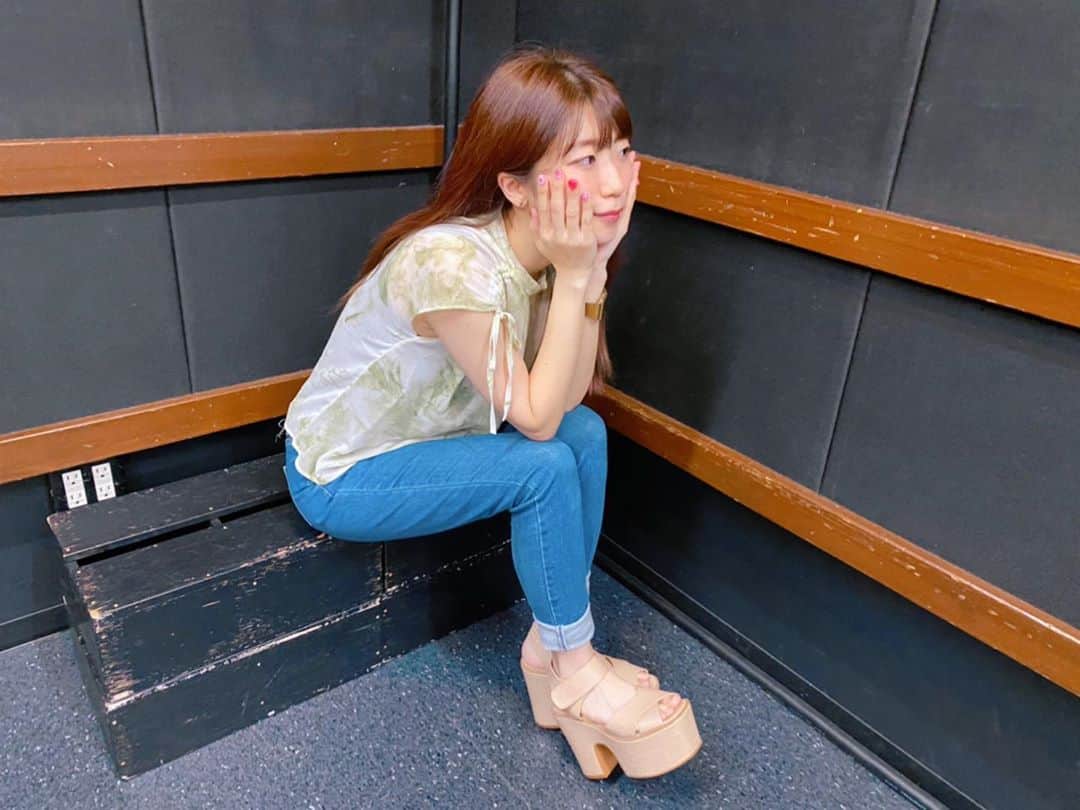 ぱいぱいでか美のインスタグラム：「シフォントップス挑戦してみたかったんや ꙳ #tops #ADIRA #bottoms #chuu #minus5kgjeans #sandals #109 のどっかで買った (小関舞ちゃんが去年ViViで履いてたやつ) #俺はインスタグラマーになりてぇ ꙳ この前の月例トークイベントのときの！ シフォントップスもタイダイ柄も難しいな〜と思ってたけど 挑戦してみたくてADIRAでいかせてもらいました✌︎ ゆかにゃさんもデニムに合わせてたのでマネしました。笑 リボンの位置と透け感が絶妙でかわいい……❤︎ 普段スニーカーなのでサンダル履くと 875464978個くらい靴ずれできますが お洒落は我慢とのことなのでたまに履きます。」