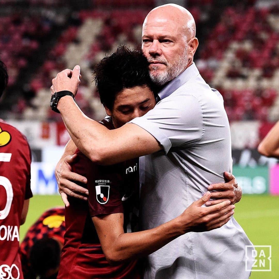 のインスタグラム：「. ／ #内田篤人 が14年の現役生活に幕を閉じた👏 ＼ . 現役引退を表明した鹿島 内田篤人の現役ラストマッチとなった今節。 . ベンチスタートの内田は味方の負傷で前半16分にピッチへ入るとキャプテンマークを巻き、声とプレーでチームを牽引。 1点を追う後半アディショナルタイムには、 自身のフィードから #犬飼智也 の劇的同点弾が生まれ試合はそのまま終了。 . 試合後は、相手チームで元同僚の #昌子源 やザーゴ監督らと熱い抱擁を交わす一幕も。 最後は涙を堪えてスピーチを行い、「また会いましょう」の一言で自身の引退セレモニーを締めくくった。 . #ありがとう篤人 . 🏆明治安田生命J1第12節 🆚鹿島×G大阪 . @kashima.antlers #antlers #kashimaantlers #AtsutoUchida #jleague #Jリーグ #J1 #daihyo #soccer #football #日本代表 #サッカー日本代表」