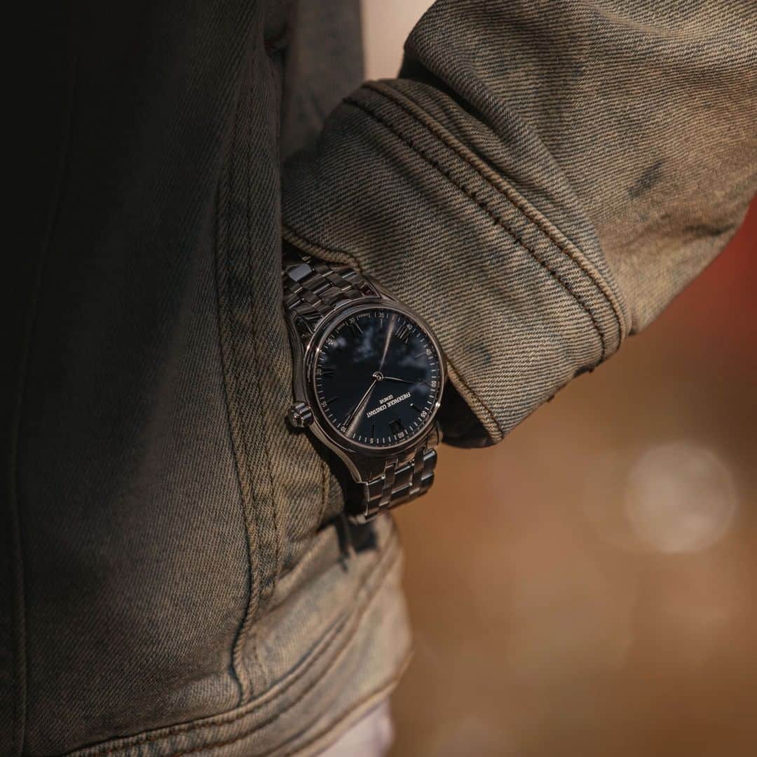 のインスタグラム：「This smartwatch is the perfect accessory to every outfit ! #FrederiqueConstant #VitalitySmartwatch #AccessibleLuxury Click on our link in bio to find out more about this watch. ⌚ Smartwatch Gents Vitality」