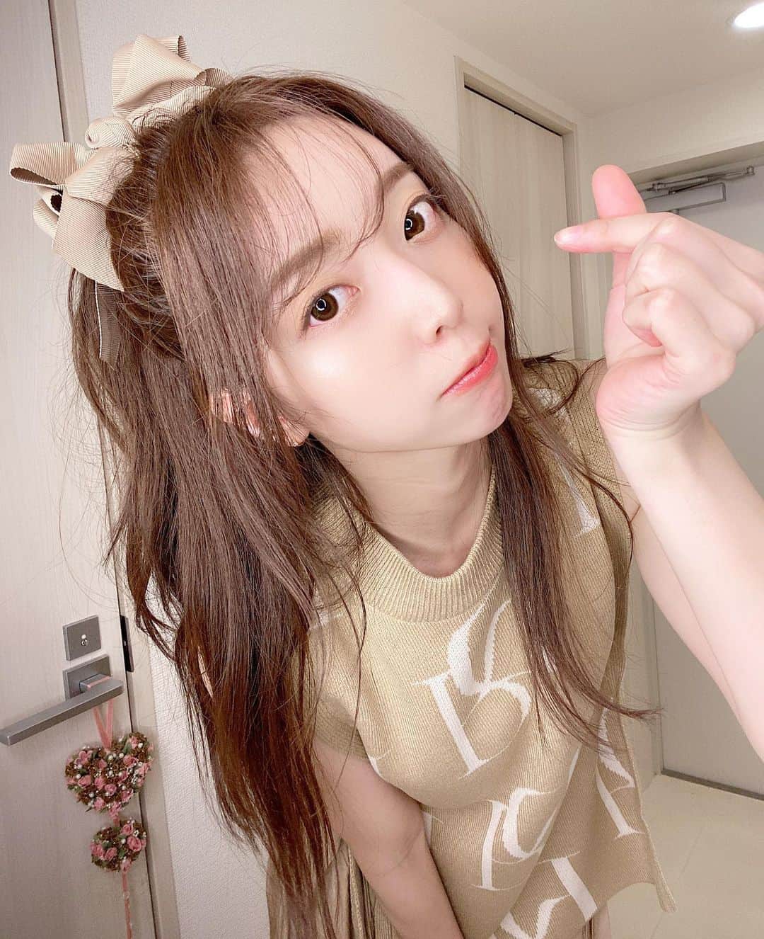 みゅうみゅうのインスタグラム：「. . . . おやすみなさいっ⭐️ . . #goodnight #おやすみ #ハートポーズ #ハーフアップ #ribbon  #brown」