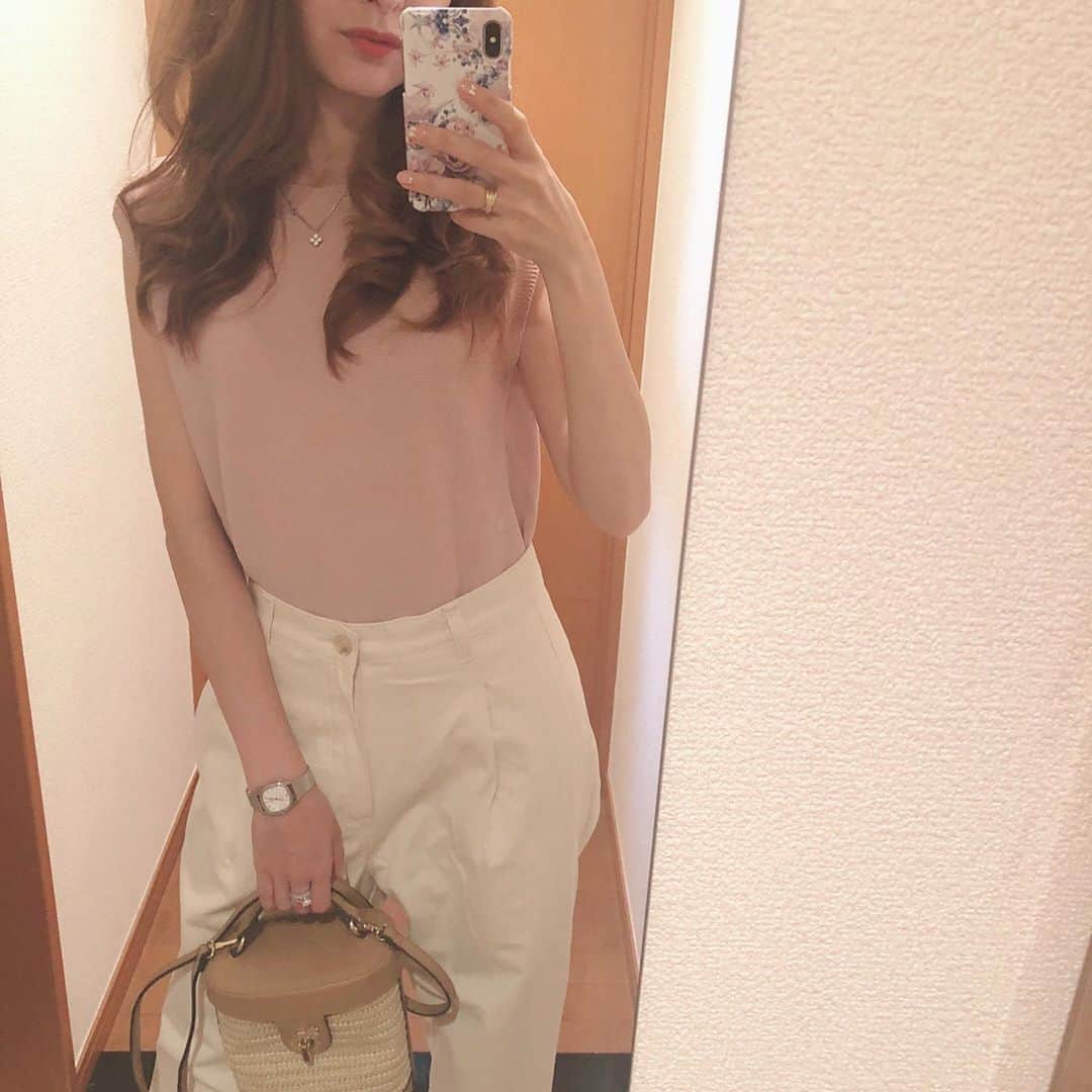 菊池かなこのインスタグラム：「. 普段はあまり選ばない テーパードパンツでコーデ👖 #テーパードコットンツイルパンツ @zoooy._tokyo のものです🤍 . ゆったりしていてすごく楽✨ 厚手の生地なので 秋冬におしゃれに着こなしたい☺︎ . . ୨୧┈┈┈┈┈┈┈┈┈┈┈┈┈┈┈┈┈୨୧ #sponsored @zoooy._tokyo #zoooytokyo #ゾーイトーキョー #パンツスタイル#秋コーデ#秋ファッション #ootd#今日のコーデ#codenate#コーディネート #パンツコーデ#フレンチスリーブ#code #アラサーコーデ#30代ファッション」