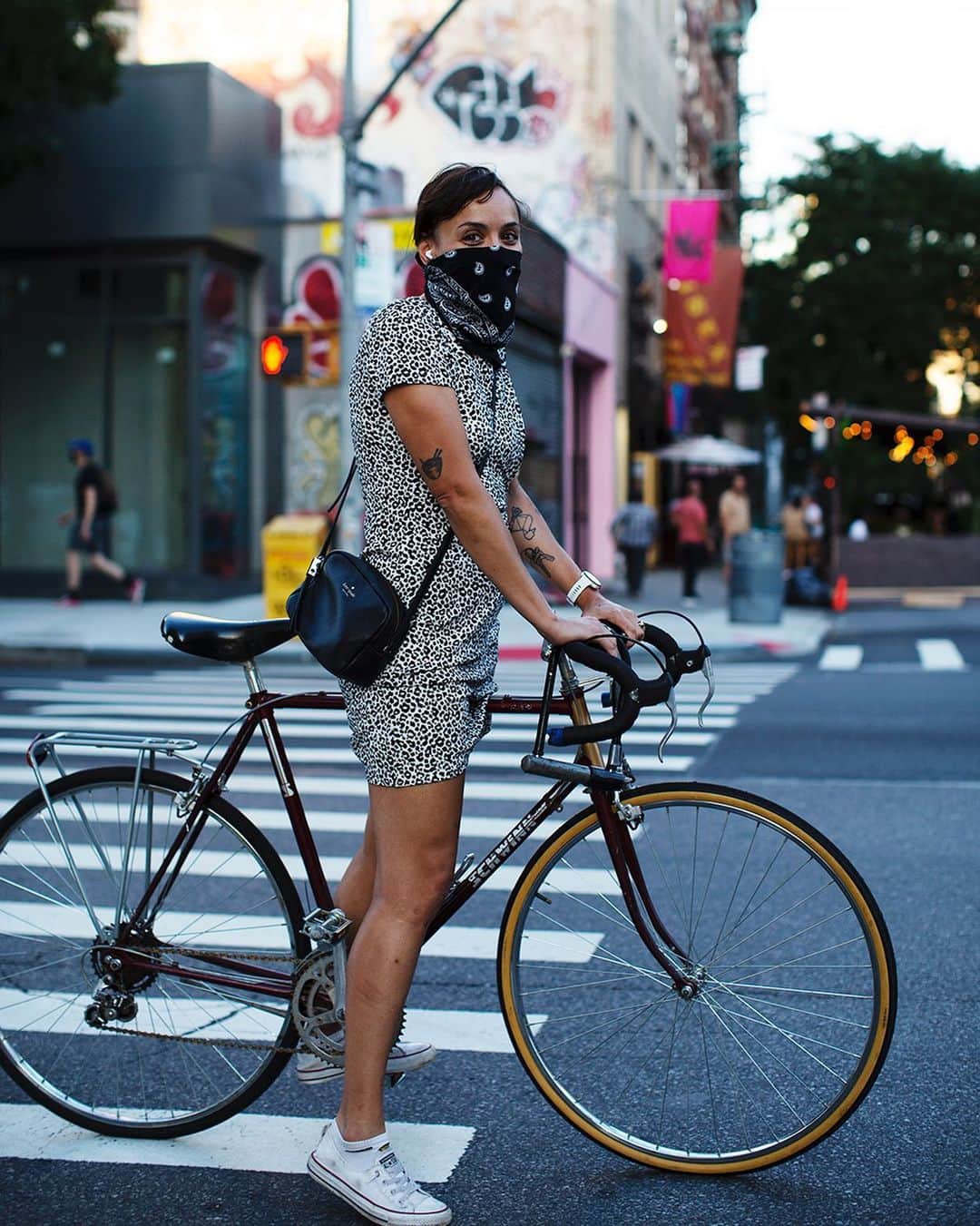 スコット・シューマンのインスタグラム：「Great pattern mix in a simple color story - Keep it up New York! LES NYC」