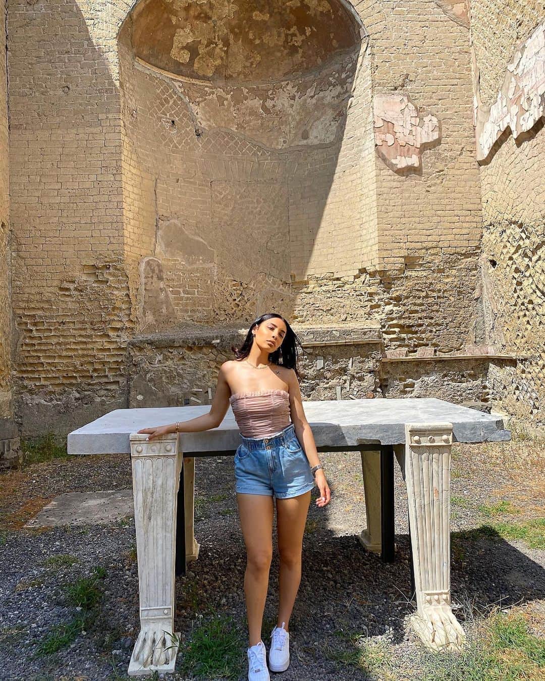 sananasのインスタグラム：「Once upon a time ... ✨   #Herculaneum」