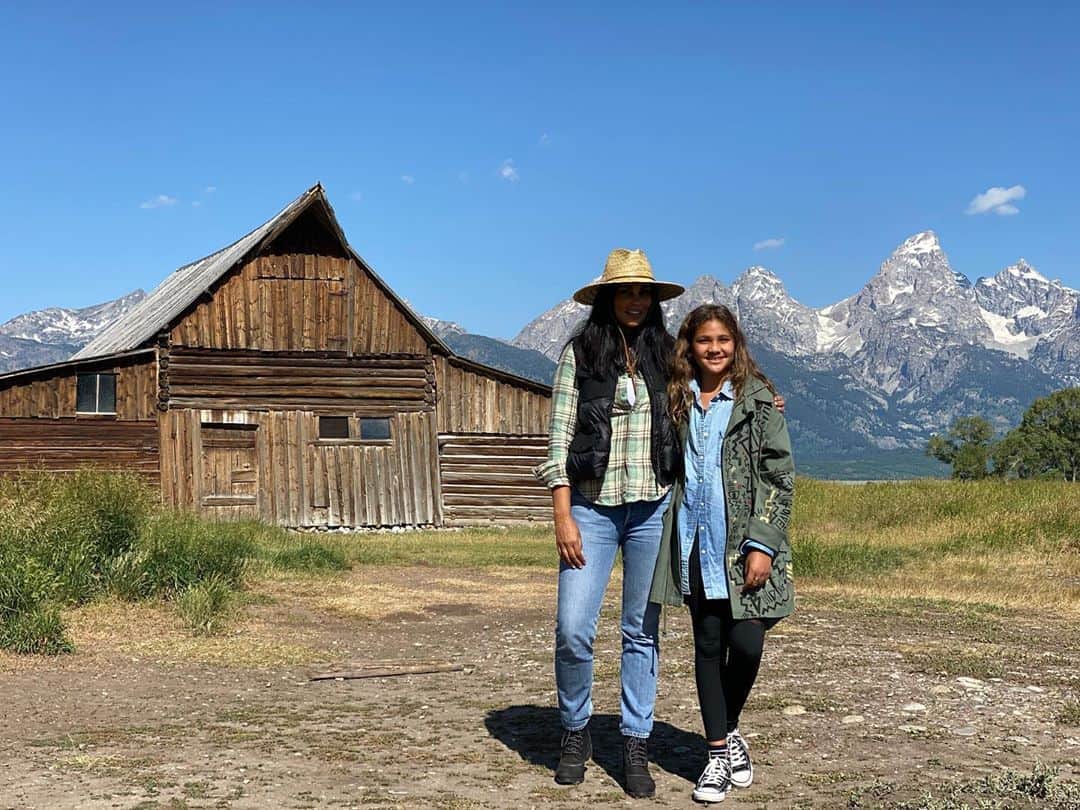 のインスタグラム：「Our new home! (I wish!) Anyone else have a strong desire to move to the country? Grateful for this trip with Tallulah to the Tetons! 🏞 xxRR   #rachelroy #wyoming  #grandtetons  #grandtetonnationalpark❤️」