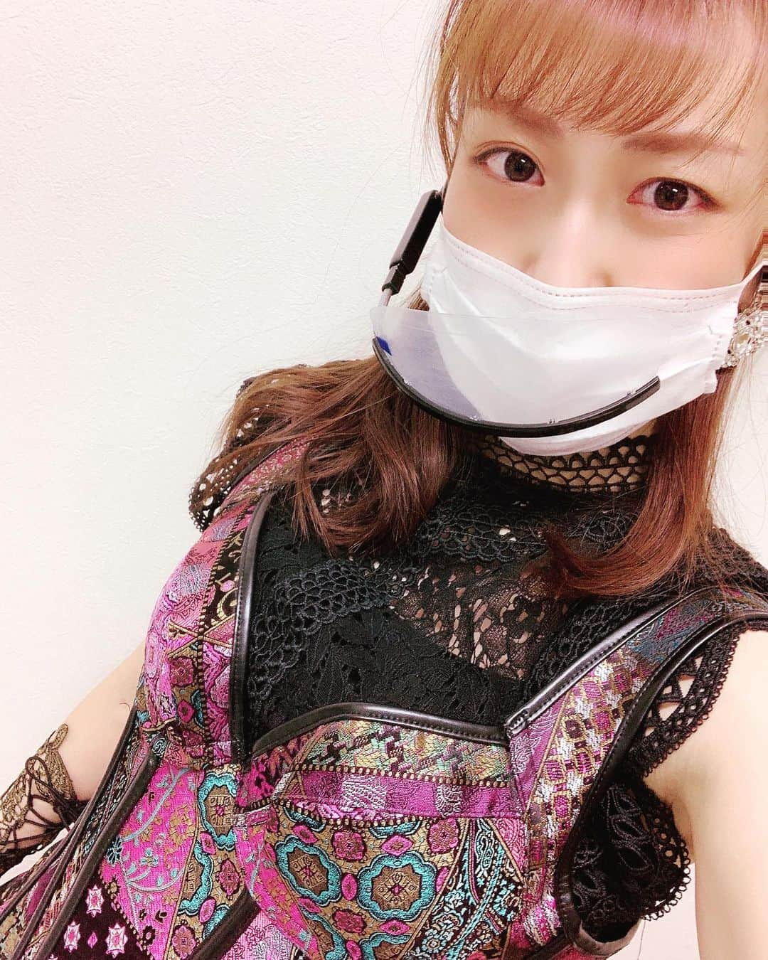 松田実里さんのインスタグラム写真 - (松田実里Instagram)「最終稽古が終わった。﻿ 衣装つき通しもしました。﻿ ﻿ 作品の始まりで、﻿ 誰がこんな結末を予想したでしょうか。﻿ ﻿ 2作同時上演なので、﻿ そこにもちゃんと意味がありまして。﻿ 2作みてくださった方にも、観たからの楽しみが用意されております。﻿ ﻿ ﻿ こんな時だからこそ、﻿ 今まで以上に充実した時間を、﻿ 何にも変え難い時間をお客様に届けたい。そんな想いです。﻿ ﻿ 衣装はこんな感じ。﻿ ダンサーなので足元はガッツリとだして。﻿ フェイスガードも、﻿ ヘッドセットみたいで、﻿ K-POPアーティスト衣装みたいになっております。笑﻿ フェイスガードが衣装にもマッチしてなんの違和感もなくつけています。﻿ 感謝。﻿ ﻿ ﻿ 稽古は終わりましたが、﻿ 新たな勝負が始まったと言っても過言ではありません。﻿ 劇場入りまでの時間を有意義に。﻿ 高めていきたいと思います。﻿ ﻿ ﻿ ﻿ イルカ団! PRESENTS﻿ RATATATTAT! × ガストン・ルルー﻿ GRAND GUIGNOL ﻿ “La Machine” ﻿ ﻿ 💋キャスト💋﻿ 夢麻呂﻿ （娯楽エンターテインメント演劇集団『熱き  ロマンを胸に、生きる勇気と希望を与える  べく突っ走り続ける奴ら。』）﻿ 松田実里　﻿ 川島広輝﻿ （劇団マカリスター／東京ノ温度）﻿ 角田奈穂﻿ 瀬戸ひろみ﻿ 小林都﻿ 逢沢脩生﻿ 矢萩麻里菜﻿ 初芝かやの﻿ 川嶋惠﻿ 春木陽和﻿ 本多一生﻿ 渡辺隼斗p﻿ ﻿ 💋スケジュール💋﻿ 8月﻿ 26日(水)19:30﻿ 27日(木)16:30 ジュルネ割¥3.000﻿ 28日(金)19:30﻿ 29日(土)16:30﻿ 30日(日)13:00﻿ ﻿ チケット（日時指定／全席自由／前売当日共／税込）﻿ 一般👉¥4,000 (前売当日共)﻿ 学割👉¥2,500 高校生以下﻿  （受付にて学生証などご提示ください）﻿ リピーター割👉 ¥2,500 別日当日も可﻿  （受付にて半券をご提示ください）﻿ ジュルネ割👉3,000 (27日16:00のみ)﻿ ﻿ ﻿ 💋チケット💋﻿ 🎟カルテット (当日支払い)﻿ https://www.quartet-online.net/ticket/leroux?m=0qbaefa﻿ ﻿ 🎟カンフェティ(事前支払い)﻿ https://www.confetti-web.com/detail.php?tid=58389&﻿ ﻿ #イルカ団 #ましーん #舞台﻿ #新宿シアターブラッツ﻿ #Japan #trip #photography﻿ #Instagram #instagood #instalike ﻿ #love #photo #fashion #F4F ﻿ #フォロミー #팔로우 #셀카 #일상 #松田実里 #舞台﻿ #カフェ巡り #おしゃれ #お洒落 #撮影 ﻿ #撮影モデル #フォトジェニック #旅行」8月24日 0時34分 - misato_matsuda