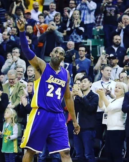 ラッセル・ウィルソンのインスタグラム：「Happy Birthday Kobe. We miss you. Thankful for being not only a Legend on the court, but most importantly with your girls. Thankful for you.  #MambaForever」