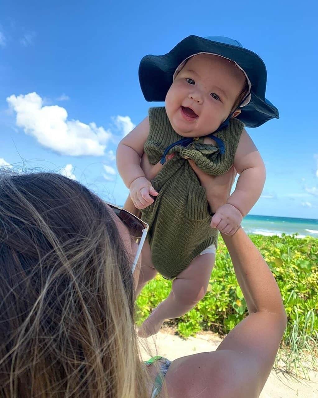 Primer Impactoさんのインスタグラム写真 - (Primer ImpactoInstagram)「@pamelasilvatv nos muestra su feliz fin de semana junto a su hijo #BabyFord 👶🏻 #FordLiam en la playa ☀️🌴.」8月24日 0時33分 - primerimpacto