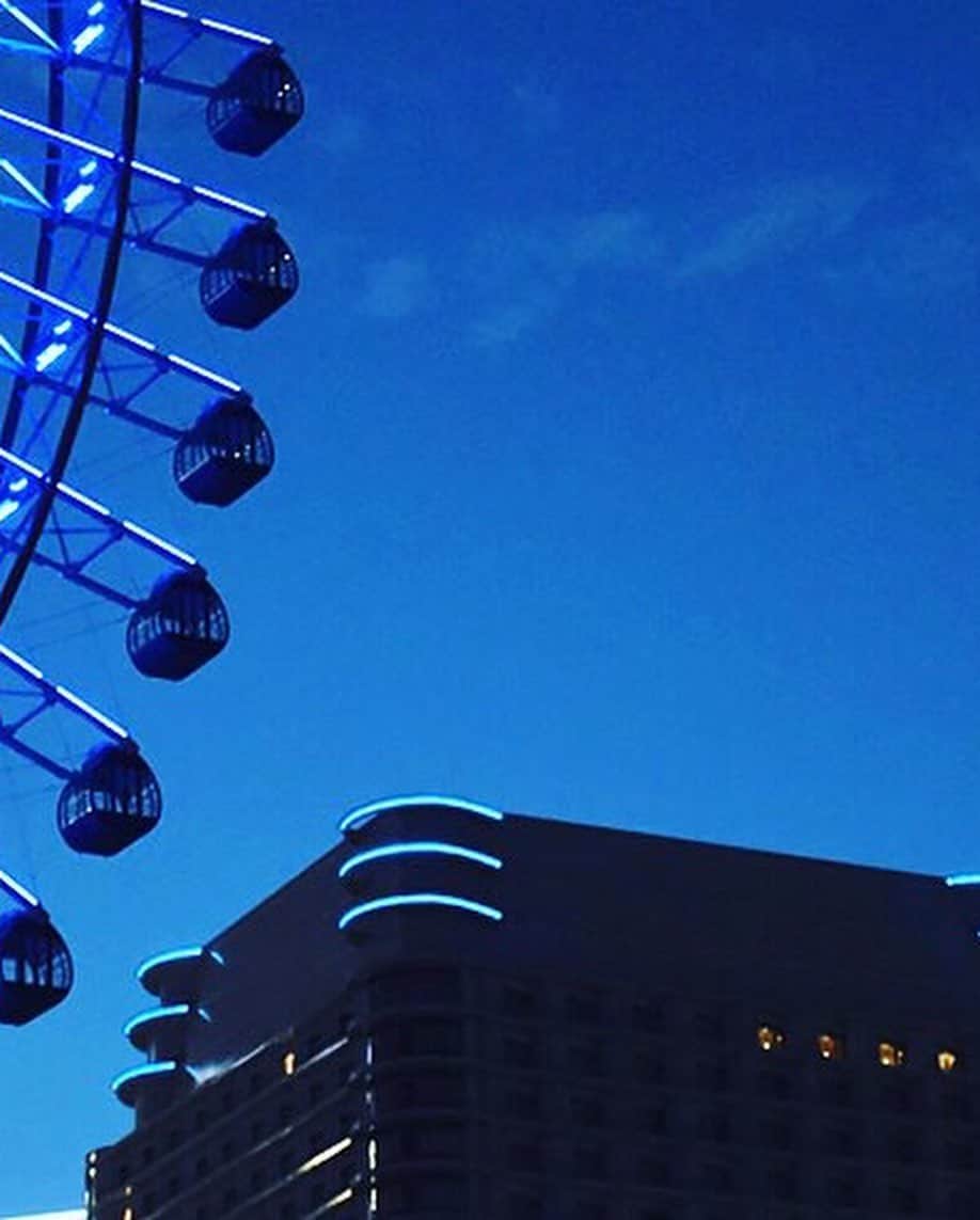 横浜ベイホテル東急［公式］さんのインスタグラム写真 - (横浜ベイホテル東急［公式］Instagram)「/ 夜空に広がる大輪の花に、 たくさんの笑顔が溢れる花火大会 残念ながら今年は中止となってまいましたが、 またみなとみらいで開催される日まで 感染予防対策にしっかりと取り組み続けます  (写真は昨年の様子です)  #花火 #夏 #花火大会  #夏の思い出  #エール花火  #医療従事者にエールを  #医療従事者に感謝  #頑張ろう日本 #感染予防対策  #横浜ベイホテル東急  #みなとみらい #横浜  #みなとみらい線フォト散歩  #にしまろ探検隊  #よこはまおもいでフォト  #fireworks #summer  #makeitblue #sky  #yokohamabayhoteltokyu  #yokohama #japan  #myyokohama」8月24日 0時40分 - yokohamabayhoteltokyu