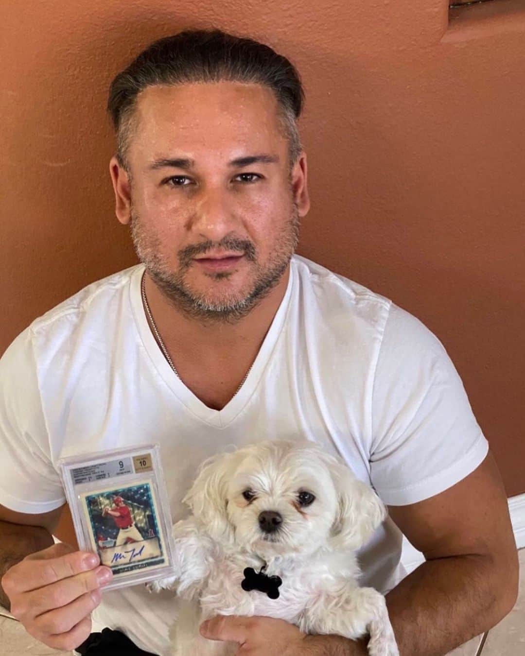 ホーリー・ソンダーズさんのインスタグラム写真 - (ホーリー・ソンダーズInstagram)「Congratulations Dave on making history last night! His Mike Trout card sold for $3.84 MILLION in the @goldinauctions sale, breaking the record for the highest price of a baseball card ever sold. Thousands of people laughed at him when he bought this card a year ago. But he believes in himself and it paid off once again.  And if anyone finds a way to hate on this...you need to look inside and evaluate yourself. Give credit where it’s due. Very happy for your success and I’m so proud of your exponential growth as a businessman @itsvegasdave」8月24日 0時42分 - holly.sonders