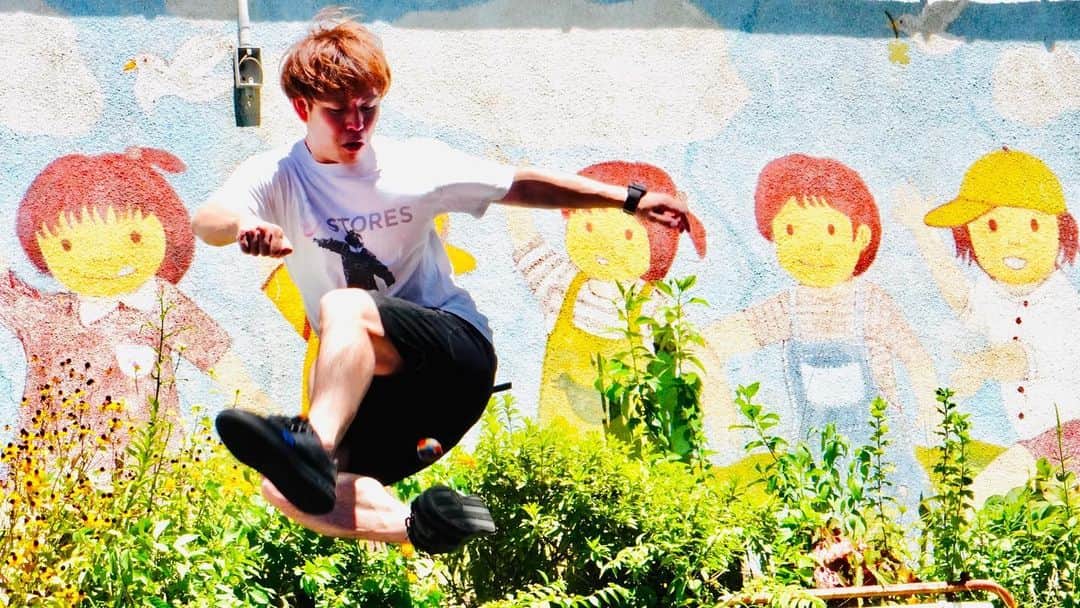 石田太志のインスタグラム：「Children. @stores.jp  ･ #footbag #taishiishida #freestyle #soccer #follow #worldchampion #performance #performer #instagramer #hackysack #children #illustration #art #wallart」