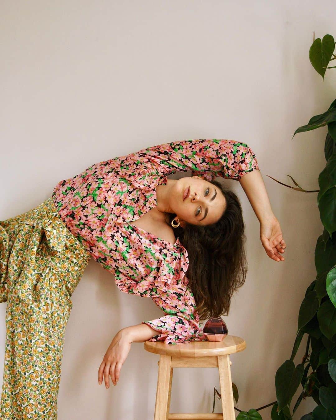 Amelia Zadroのインスタグラム：「lounging 🌸」