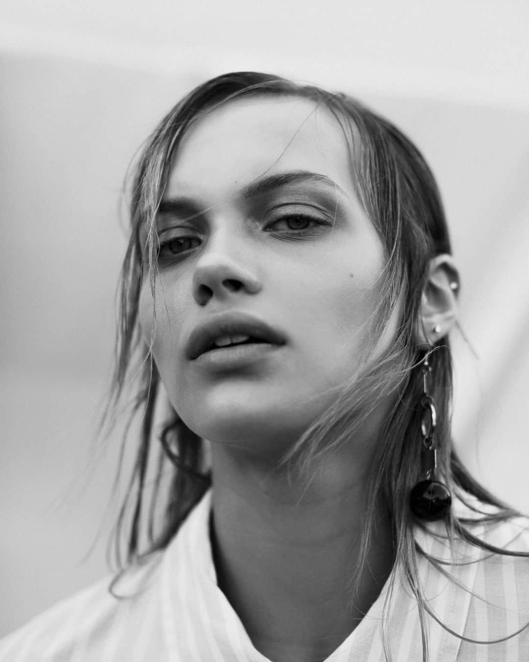 Anna Lylesのインスタグラム：「balmy August breeze. @maevdw shot by kaylavarley 🖤 From the archives @amyosburn @mtstylist @danadelaney #annalylesgots @awkward.world」