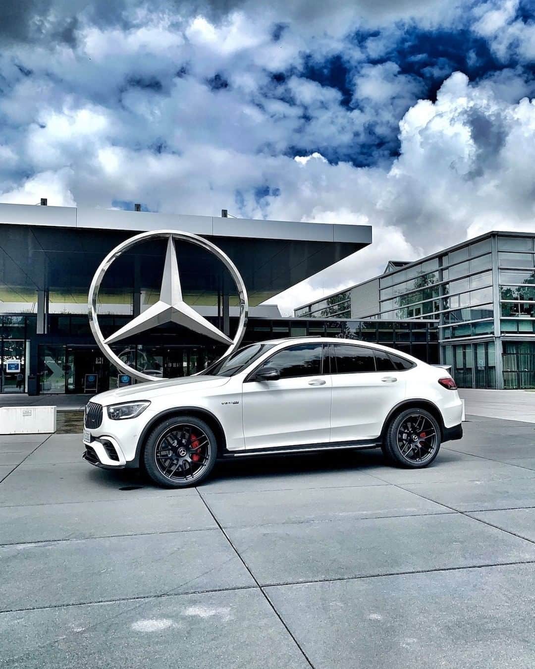 Mercedes AMGさんのインスタグラム写真 - (Mercedes AMGInstagram)「[Kraftstoffverbrauch kombiniert: 12,3–12,1 l/100 km  CO₂-Emissionen kombiniert: 280–277 g/km  amg4.me/efficiency-statement]  The Mercedes-AMG GLC 63 S 4MATIC+ Coupé is striking a strong pose for its new owner, @F1Mike28!  #MercedesAMG #AMG #DrivingPerformance #GLC63」8月24日 1時00分 - mercedesamg