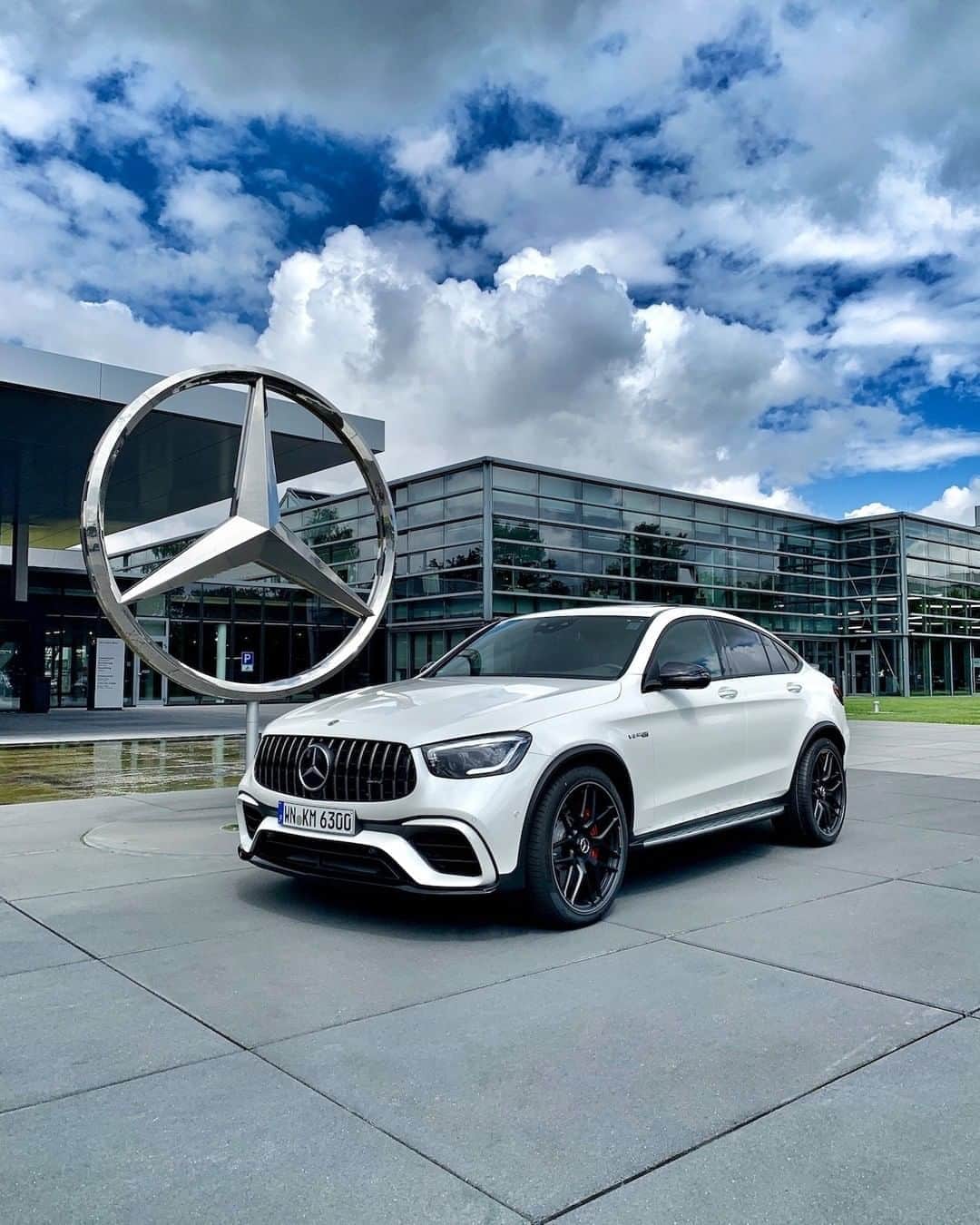 Mercedes AMGさんのインスタグラム写真 - (Mercedes AMGInstagram)「[Kraftstoffverbrauch kombiniert: 12,3–12,1 l/100 km  CO₂-Emissionen kombiniert: 280–277 g/km  amg4.me/efficiency-statement]  The Mercedes-AMG GLC 63 S 4MATIC+ Coupé is striking a strong pose for its new owner, @F1Mike28!  #MercedesAMG #AMG #DrivingPerformance #GLC63」8月24日 1時00分 - mercedesamg
