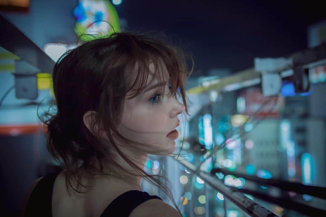 ステファニー・ヨーステンのインスタグラム：「Thinking back.   Who would’ve known 2020 would be the strange year it is. It’s a time to be strong. Looking forward to a time to be free.   #throwback #tokyonights #cityofstars #neotokyo @mickymactroy」