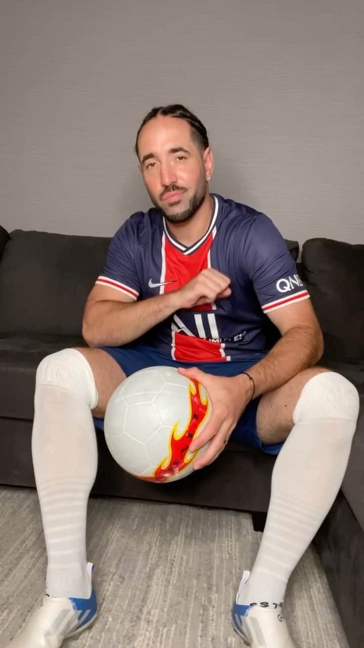 ショーン・ガルニエのインスタグラム：「Ici c’est PARIS !  ⚽️ @urbanball  #seangarnier #seanfreestyle #outfitchangechallenge #swipeclothes #urbanballer #psg #football #ucl #championsleague」