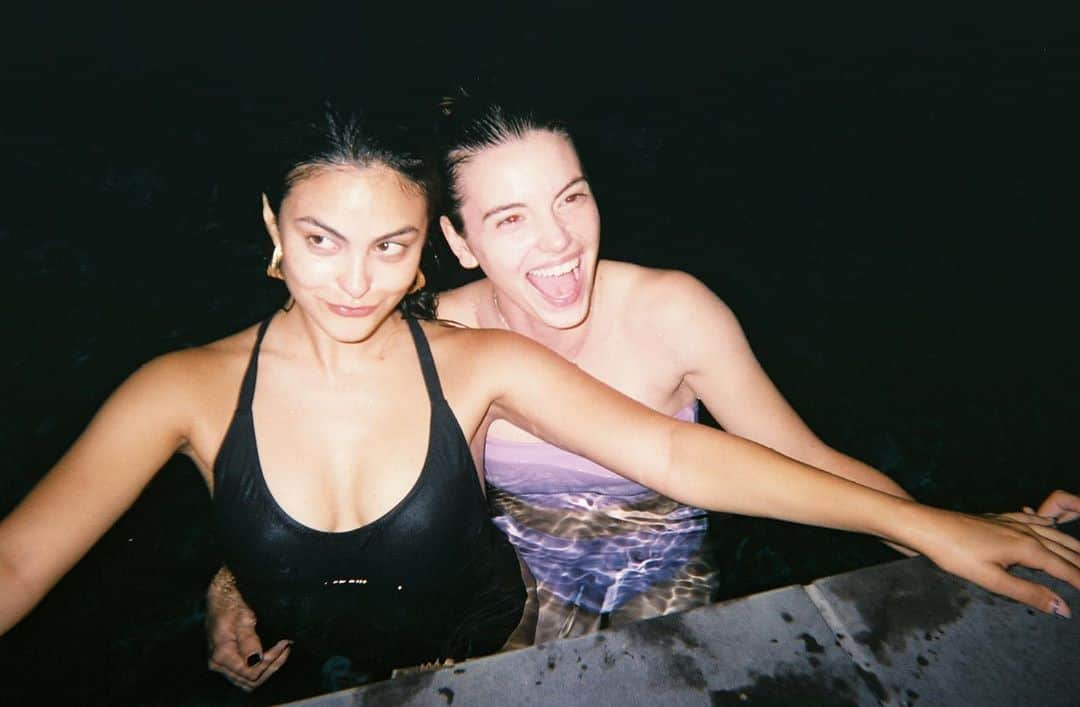 カミラ・メンデスさんのインスタグラム写真 - (カミラ・メンデスInstagram)「happy birthday fran 🥳 so bummed that i can’t be there to squeeze you, but here’s yet another photo of us in a pool. i love youuu ♥️」8月24日 0時57分 - camimendes