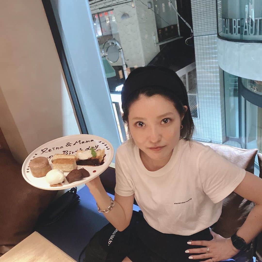 のインスタグラム：「happy birthday🎂 いつもありがとう🐒💓 みんなでお祝い楽しかった🤤🌼」