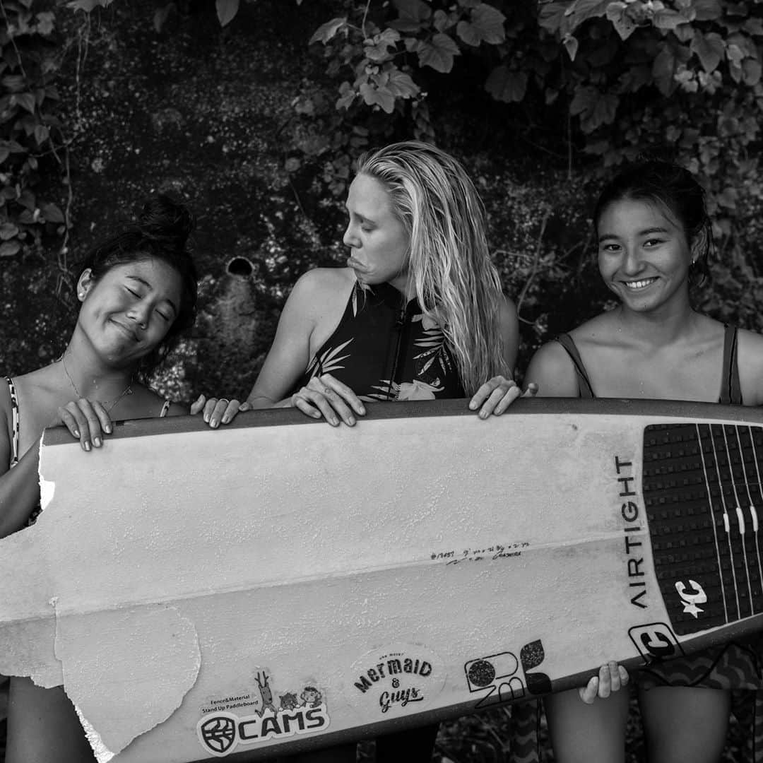 BILLABONG WOMENSさんのインスタグラム写真 - (BILLABONG WOMENSInstagram)「Our trip almost got cut short by a massive typhoon headed straight for Japan. With a little help from the locals, we headed south to Miyazaki, where the storm was supposed to miss but the swell was one to not miss out on. One of the biggest typhoon swells in a few decades, we were stoked until @natsumitaoka broke her log... but with a smile. #KnowTheFeeling」8月24日 1時04分 - billabongwomens