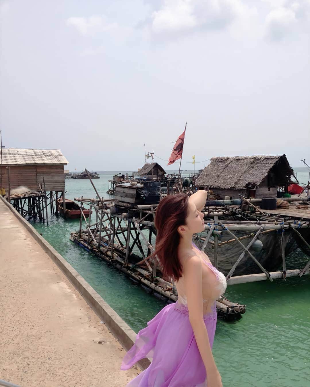 杉原杏璃さんのインスタグラム写真 - (杉原杏璃Instagram)「思い出話。  週末はこの季節になんですが。。。大掃除をしてました✋  大掃除は冬の方が断然いいですね！ 暑い暑い💦  昨日、オンラインサロン内でも話してたんですけど。。。  この写真はシンガポールから船で1時間🚢 インドネシアのビンタン島って島で写真集とDVDを撮影した時の休憩中のオフショット📸なんです。  ビンタン島での撮影は警備がものすごくて、ホテルから1歩出ての撮影は、ずっと政府の方や警官がサポートしてくれてて👮‍♂️。。。異国だから当然、島民で私を知ってる方なんていないのに、警備がVIPそのものでw どこぞのセレブが撮影してるんだ って感じだったの！ だから強烈に思い出に残ってる撮影の1つです。  ビンタン島は物価も街中は安いし、水上で暮らす方々もいて、海が広がる素敵な場所ですよ✨  そういえば、同じインドネシアのバリ島のロケで  ビンタンホテル🏨に泊まった時、ロビーで渡された鍵で🗝自分の泊まる部屋開けたら、めちゃくちゃ大柄な外国人男性が寝てた事もあったな〜w  ビックリしちゃった‼️ けど、向こうからしても、勝手に鍵開けて入ってこられてビックリしたよねw  フロントのミスですね    暖かくて、のんびりほのぼのして国ですね♪  部屋の掃除から、スマホ内のデータの掃除から。。。  ビンタン繋がりで色々思い出しちゃったオフショット📸でした♪  #グラビア  #アイドル  #グラドル  #グラビアアイドル  #anrisugihara  #杉原杏璃」8月24日 1時10分 - anri.sugihara.anri