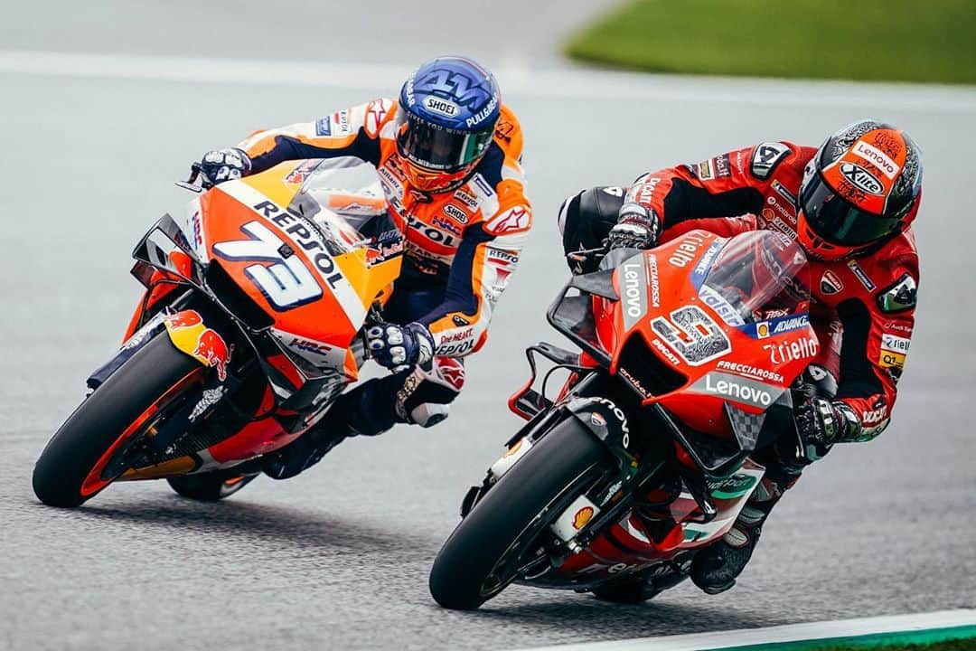 レプソル・ホンダのインスタグラム：「Shoulder to knee racing  ⠀⠀⠀⠀⠀⠀⠀⠀⠀ 🇦🇹 #AustrianGP #MotoGP #AM73 #AlexMarquez #Repsol #Honda #RepsolHonda #HRC #RC213V #ThePowerOfDreams #Racing #Motorcycle #Team #OneHeart #RedBullRing」