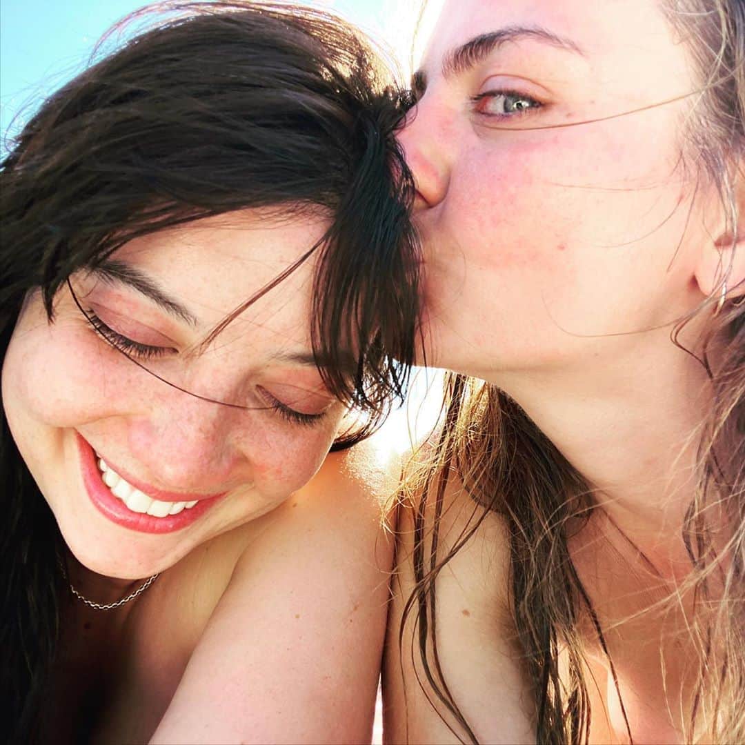 デイジー・ロウのインスタグラム：「Salty kisses and all the freckles @chloeceren @_oliverstravels_」