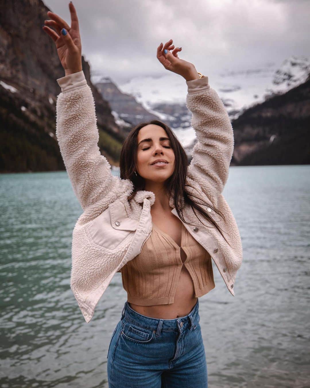 Katy Esquivelのインスタグラム：「Recuerdo de uno de los lugares más hermosos que he estado en el planeta tierra 📸 . Pronto se viene el último video de la serie del road trip por Canadá y estoy mega emocionada por compartir con ustedes los nuevos videos de viaje en los que he estado trabajando. . Quiero agradecer muchísimo a @b.yondcreatives por todo el trabajo increíble que han hecho para la imagen de mis redes. Tienen que checar los nuevos packs que han sacado para hacer que sus cuentas de IG y YT se vean súper cool!」