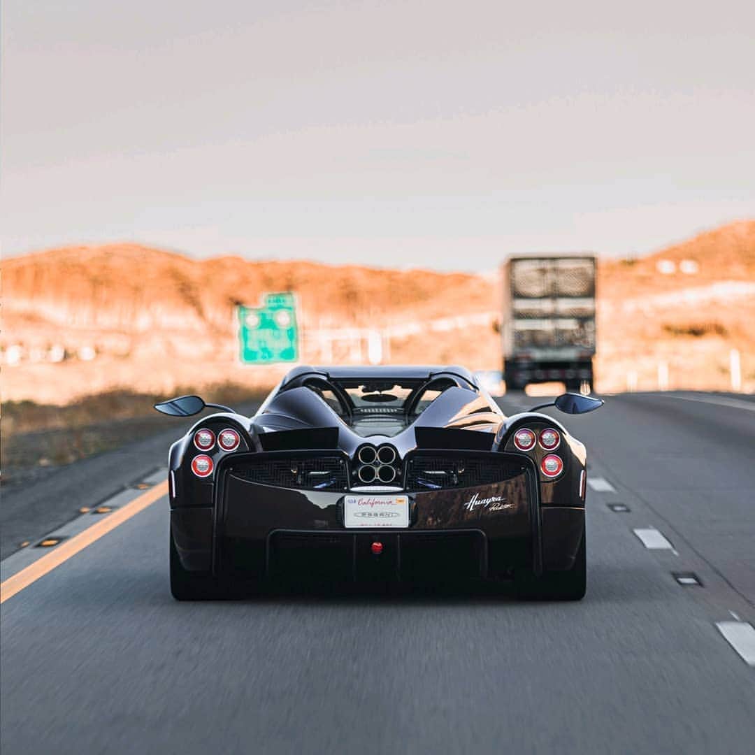パガーニ・アウトモビリのインスタグラム：「Throwback to the 2019 coast-to-coast in the beautiful Huayra Roadster.⠀ ⠀ Epic! With @1slocrx and @paganiofbeverlyhills ⠀ ⠀ Pic by @pagani_ty⠀ ⠀ #pagani #huayra #huayraroadster」