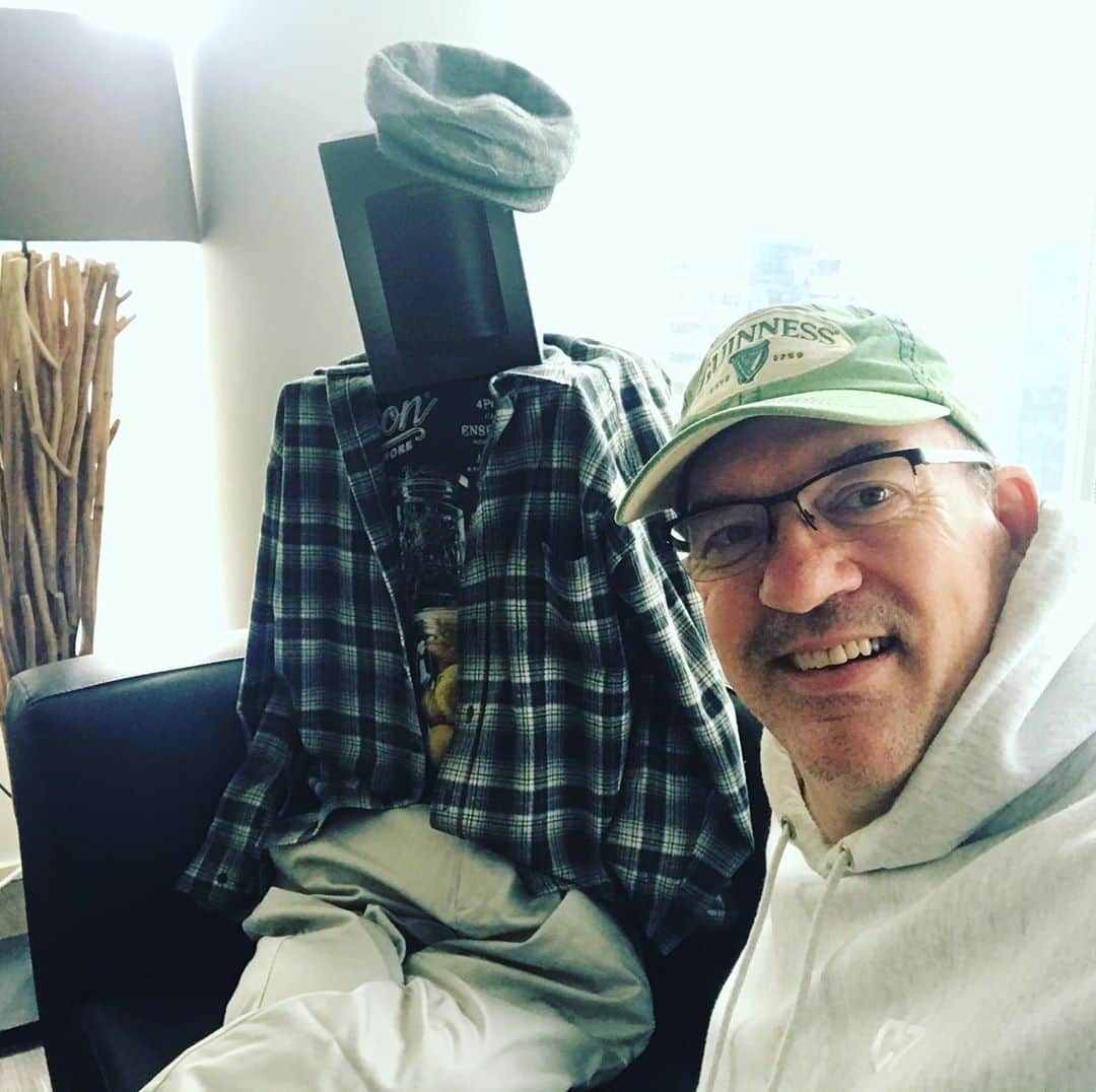 ジョン・キャロル・リンチのインスタグラム：「You meet the nicest people while in quarantine! This is Sonos Mason. We hung out a lot for fourteen days. Got really close. Heck, we finish each other’s sentence. #quarantinelife」