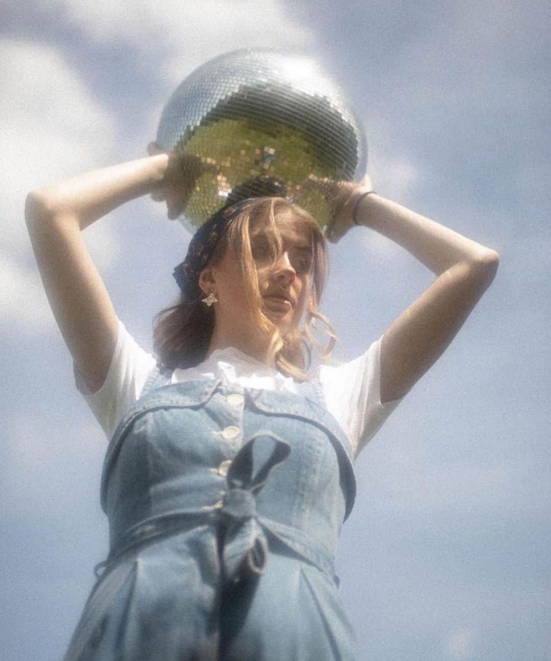 leslie & dani & harriのインスタグラム：「Picture by @logansimonsphoto   just found her through tiktok! Which gave me the idea of making our own tiktok account. The Username is @waitingonthe.world , comment your tiktok below if you post photography! Would love accounts to share」