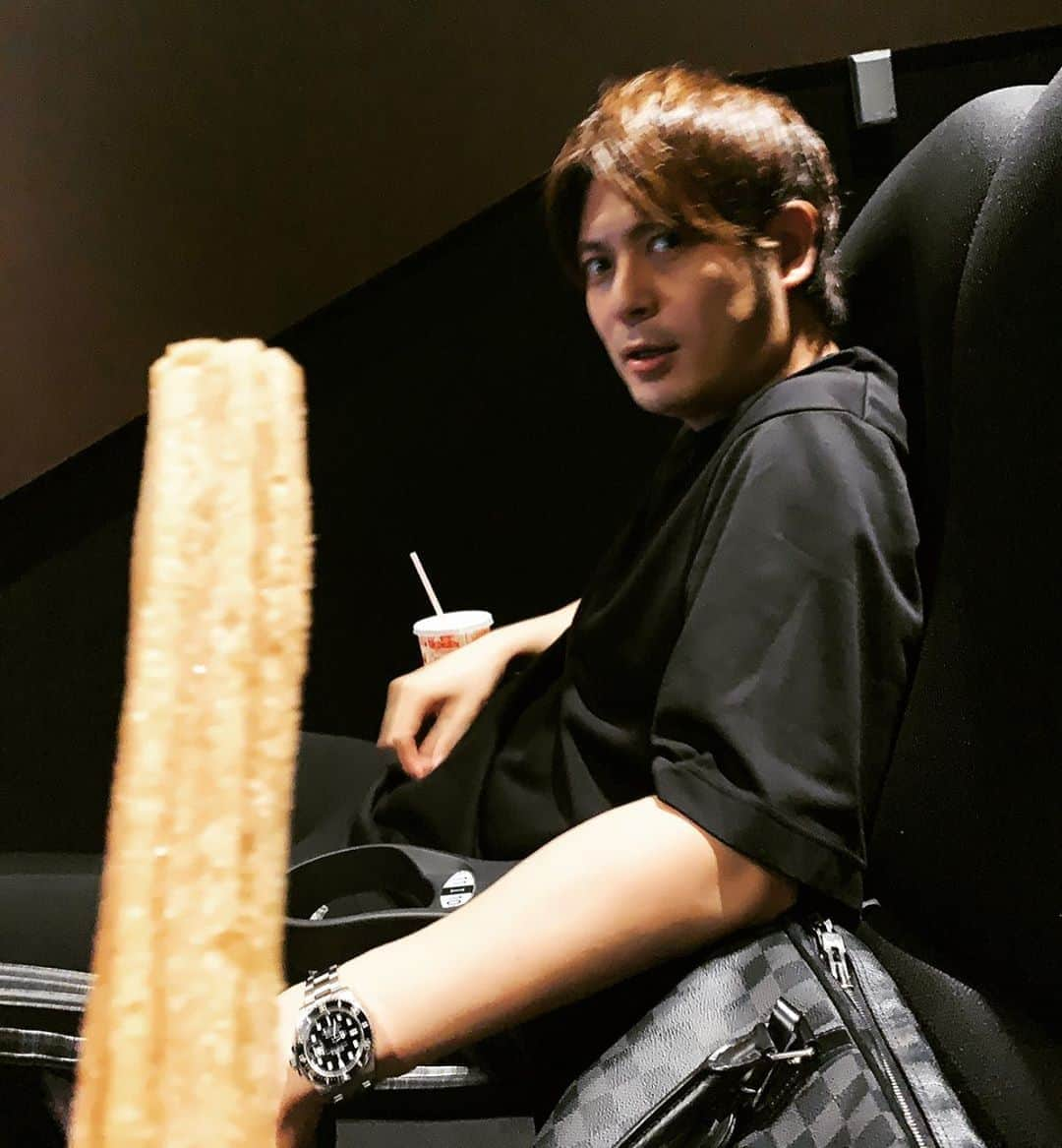 加藤慶祐さんのインスタグラム写真 - (加藤慶祐Instagram)「映画を観に行ったら、始まる前に #チュロス 越しに写真を撮られた笑 よしっ明日新作も発売‼️ 頑張るよ‼️ @starlean_official . #映画#待ち時間#休日#休日の過ごし方#日比谷#有楽町#東京日比谷ミッドタウン#ビジネス#経営#事業#会社#アパレル#ブランド#東京#渋谷#starlean#スターリアン#美容#美意識#セルフホワイトニング#脱毛#ハイフ#店舗#シャンパン#shinegod#シャインゴッド#仮面ライダー#仮面ライダーイクサ#ディレクター」8月24日 1時32分 - katokeisuke_official