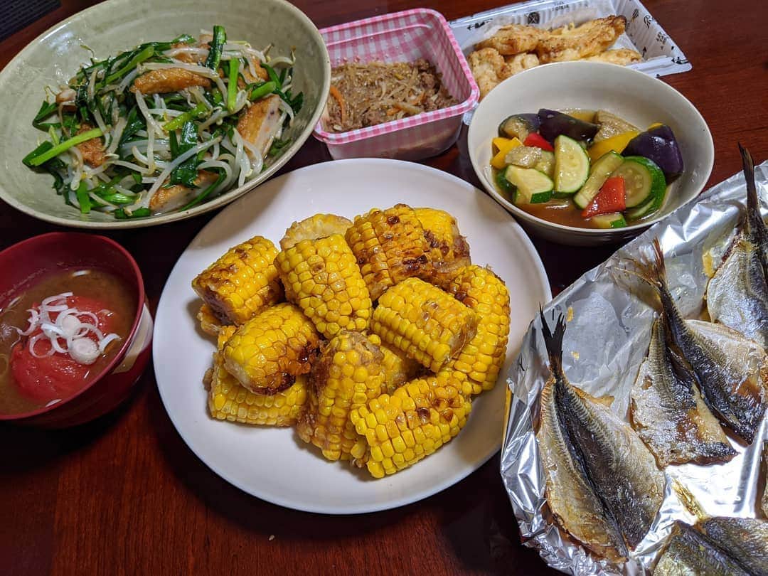 山部朱里のインスタグラム：「. . 【全然追いついてないけど少しずつ更新するやまべ】 ①バターお醤油お砂糖とうもろこし カリッぷちっじゅわーです ②あじのみりん干し 大分から届いたお魚おいしいな ③お野菜の煮浸しママ友作 パプリカズッキーニナス！色も鮮やかでしみしみおいしい ④とり天ママ友作 衣に米粉使ったり炭酸水で溶いてたり、いつも料理中心のラインのやりとりしてて勉強になる。そしてさすがの美味しさ！ふわふわしっとり！ ⑤浦上そぼろママ友作 長崎の郷土料理「浦上そぼろ」！糸こんにゃくやかまぼこが入ってて驚いた！甘辛の味付けにかまぼこの優しい出汁の味ぜんぶ糸こんにゃくにしみてておいしかった。ごぼうにんじんひき肉も入ってた！わたしも作ってみよう。ママ友ありがとう！！ ⑥ニラもやしさつま揚げ 油を吸収したニラってなんであんなに美味しいんだろう。めんつゆのみ ⑦トマトのお味噌汁 これが我が家のトマトのお味噌汁。 トマトは一人一つどーん！トマトのお味噌汁だけの合わせ味噌があるんです。赤味噌白味噌リンゴ酢(黒酢)とたまねぎのすりおろしたものを混ぜたもの。 酸味がトマトの甘みをぐっとあげていて、トマトの出汁がおつゆにあふれてておいしい。一口かじったときの、トマトの果肉じゅわーーーーーがもうたまりません。だからトマトたくさんゲットしたら必ず作っている。 . . #おうちごはん #お家ごはん  #料理 #自炊 #簡単料理 #簡単レシピ #おかず #時短料理 #節約 #時短 #郷土料理 #長崎 #浦上そぼろ #とり天 #大分 #我が家の食卓はママ友でできている #子育て #育児 #男の子ママ  #年子」