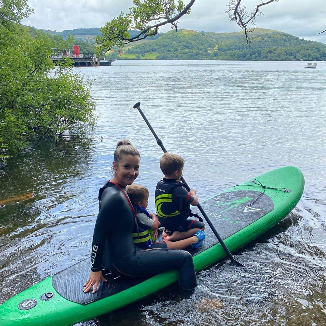 ヘレン・スケルトンさんのインスタグラム写真 - (ヘレン・スケルトンInstagram)「There were three on a board and the little one said..... let’s jump off and see which one of us Mummy grabs first. Life jackets all round. Thanks granny for being shore line poised to wade in should we need 😘😍. #freshair #paddle #lakes #cumbria #lakedistrict #boys #family #mothernature #mum #sons #mumandsontime #outdoors #sup #uksummer」8月24日 1時36分 - helenskelton