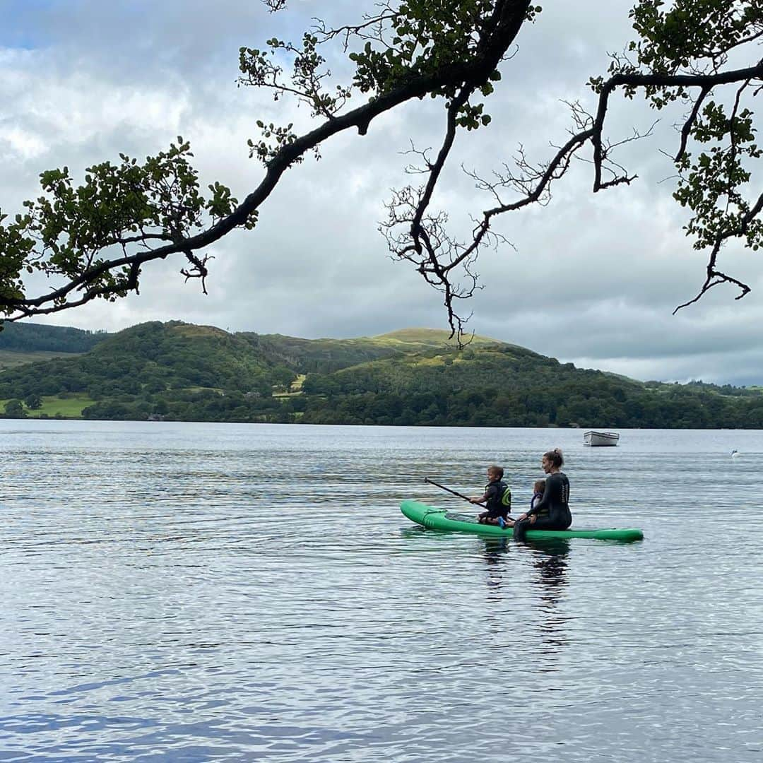 ヘレン・スケルトンさんのインスタグラム写真 - (ヘレン・スケルトンInstagram)「There were three on a board and the little one said..... let’s jump off and see which one of us Mummy grabs first. Life jackets all round. Thanks granny for being shore line poised to wade in should we need 😘😍. #freshair #paddle #lakes #cumbria #lakedistrict #boys #family #mothernature #mum #sons #mumandsontime #outdoors #sup #uksummer」8月24日 1時36分 - helenskelton