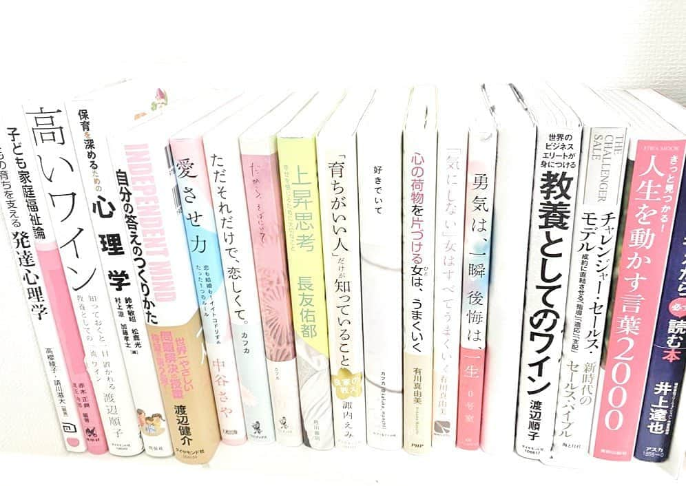 ゆーちゃんさんのインスタグラム写真 - (ゆーちゃんInstagram)「ずっと活字が好きでたくさん小説も漫画も読んできたけれど、こうして見ると大人になって改めて読み直す本をみると 自分の人生に生きる言葉や名言 、 自己啓発本が多い傾向にありますね( *ˊᗜˋ* ) ・ ほとんどの本は実家に置いてきました笑 ・ ・ おすすめの本があれば教えていただけると嬉しいです😊 ・ #読書 #漫画 #活字好き #休日  #趣味 #本 #自己啓発本 #読書記録 #読書女子 #おすすめ本 #自己啓発 #言葉 #本棚 #本 #読書の秋 #趣味 #女子大生 #ワイン #心理学 #恋愛 #上昇志向 #上昇思考 #人生 #行き方 #小説」8月24日 1時38分 - yurina_era999