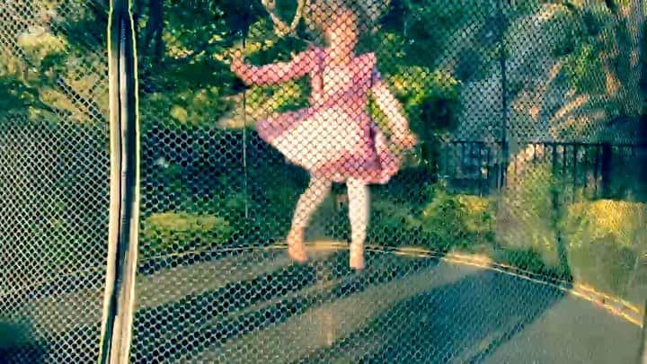 A.J.のインスタグラム：「Jump, jump, jump!! Lyric’s favorite Sunday activity. What are you guys doing today?」