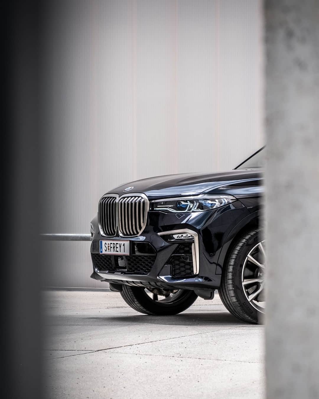 BMWのインスタグラム：「Built to stand out. #TheX7 #BMW #X7 #BMWrepost @mackingerphotography @autofrey.at」