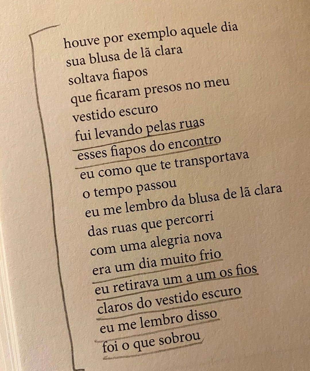 マリーナルイバルボサさんのインスタグラム写真 - (マリーナルイバルボサInstagram)「Ana Martins Marques.  Poemas sobre dias frios. 🍂」8月24日 1時43分 - marinaruybarbosa