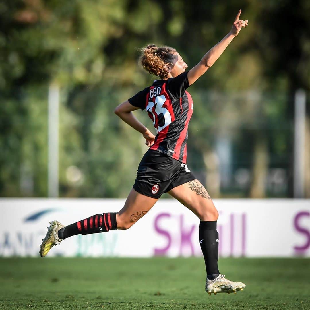ACミランさんのインスタグラム写真 - (ACミランInstagram)「@kigorsette for our first goal of the season ❤️🖤⚽  Keep on the pressure in the second 45’ 👊🏼 #MilanFlorentia 1⃣-0⃣ #FollowTheRossonere #SempreMilan」8月24日 1時46分 - acmilan