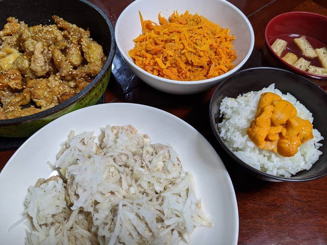山部朱里のインスタグラム：「. . 【何枚か写真撮り忘れてて、すき焼きの日とサバトマトカレーの日もある。それは覚えてる。また食べたい】 ①レンジで作る手作りシュウマイ 豚ひき肉、水切りした豆腐、たまねぎ、ネギ、にんにく、生姜、味付けははまぐりスープの素と少しのお醤油。皮はいつも野菜にしています。今回は大根！タネをアイラップにいれてもみもみして、丸めて、スライサーで切った野菜(今回は大根)をどーん。レンジで600w10分。レンジにお任せが楽で便利！ ②突然のウニ！ ママ友から突然のウニ。ミョウバンなしのウニ。新鮮ぷりぷり！ご飯の温度でとろけてしまうー。濃厚な甘みを堪能しました。 ③にんじんたらこ和え いつもの山形のこづけのにんじんバージョン！スライサーが一番大変だけど、そこだけ頑張ったらすぐできる！そしてこのおかずのいいところは、余ったら翌日卵とじとしてアレンジできる！それがまたおいしいの。 ④美味しい鶏皮の唐揚げ誕生！ 前も鶏皮の唐揚げつくったけど、今回は甘辛で絡めてみたんです。お砂糖醤油酒！煮詰めるととろーりするもんね。そこに鶏皮の唐揚げいれてまぜました。わーーー。おいしかった。しかも鶏皮は胸肉買ったときについてて、捨てちゃう人もいるかも！？コツコツ貯めておいたんです。この日のために！←意外とすぐ貯まる . . #おうちごはん #お家ご飯  #料理 #節約 #自炊 #簡単料理 #簡単レシピ #時短料理 #時短 #おかず #電子レンジ  #鶏皮  #シュウマイ  #手作り #アレンジレシピ  #子育て #育児 #年子 #男の子ママ  #突然のウニ」