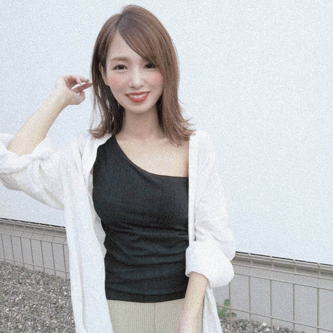 のインスタグラム：「#神戸レタスアンバサダー  @kobe_lettuce  田中亜希子さんコラボの#ハイネックガーゼシャツチュニック ショート丈 ホワイト ¥2,400(+tax) 商品リンクはkobelettuceのハイライトにまとめてます！  ロングタイプもあるけど、あんまり長すぎると足さばき悪くなるから私にはこのくらいがベスト❤️ 私襟のある服似合わなくて、このハイネックは助かる！！ 中のワンショルダーも田中亜希子さんコラボのもの。 カップ付きで便利だから全色持ってる🌈✨  写真向かって右側のショルダーない方だけ授乳しがち(笑)  っていうかアンバサダーなのに全然お洒落してでかけることもなくて、久しぶりの投稿になってしまった🙃ザラザラ加工にしたらそれっぽくなる説。  I have an octopus🐙  #神戸レタス#プチプラ#プチプラコーデ#fashion#ootd#ootdfashion#シンプルコーデ#コーデ#コーディネート#通販#カジュアル#シルバーアクセサリー#154cm#154cmコーデ#ママコーデ」